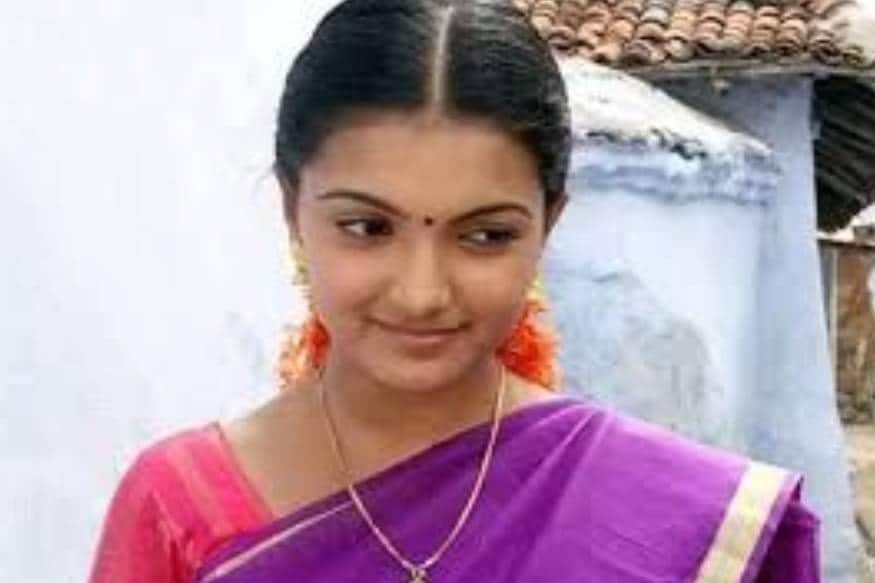 சரண்யா மோகன் : இவர் அதிகமாக மலையாள மற்றும் தமிழ்த் திரைப்படங்களில் நடித்துள்ளார். யாரடி நீ மோகினி மற்றும் வெண்ணிலா கபடிகுழு ஆகிய திரைப்படங்களின் மூலம் நன்கு அறியப்படும் நபரானார் சரண்யா மோகன் : இவர் அதிகமாக மலையாள மற்றும் தமிழ்த் திரைப்படங்களில் நடித்துள்ளார். யாரடி நீ மோகினி மற்றும் வெண்ணிலா கபடிகுழு ஆகிய திரைப்படங்களின் மூலம் நன்கு அறியப்படும் நபரானார்