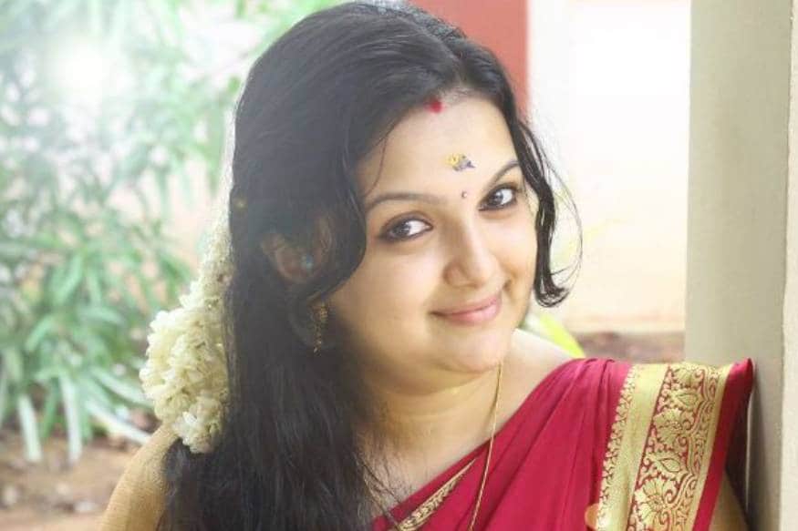திருமணத்திற்கு பிறகு சினிமாவில் இருந்து ஒதுங்கியிருக்கும் சரண்யா மோகன், தற்போது முழுமையான இல்லத்தரசியாகவும், பரதநாட்டிய ஆசிரியையாகவும் தன்னை பிஸியாக வைத்துக்கொண்டுள்ளார். அண்மையில் இவர் சிம்புவுக்கு பரதநாட்டியம் கற்றுக்கொடுத்த புகைப்படம் இணையத்தில் வைரலானது. திருமணத்திற்கு பிறகு சினிமாவில் இருந்து ஒதுங்கியிருக்கும் சரண்யா மோகன், தற்போது முழுமையான இல்லத்தரசியாகவும், பரதநாட்டிய ஆசிரியையாகவும் தன்னை பிஸியாக வைத்துக்கொண்டுள்ளார். அண்மையில் இவர் சிம்புவுக்கு பரதநாட்டியம் கற்றுக்கொடுத்த புகைப்படம் இணையத்தில் வைரலானது.