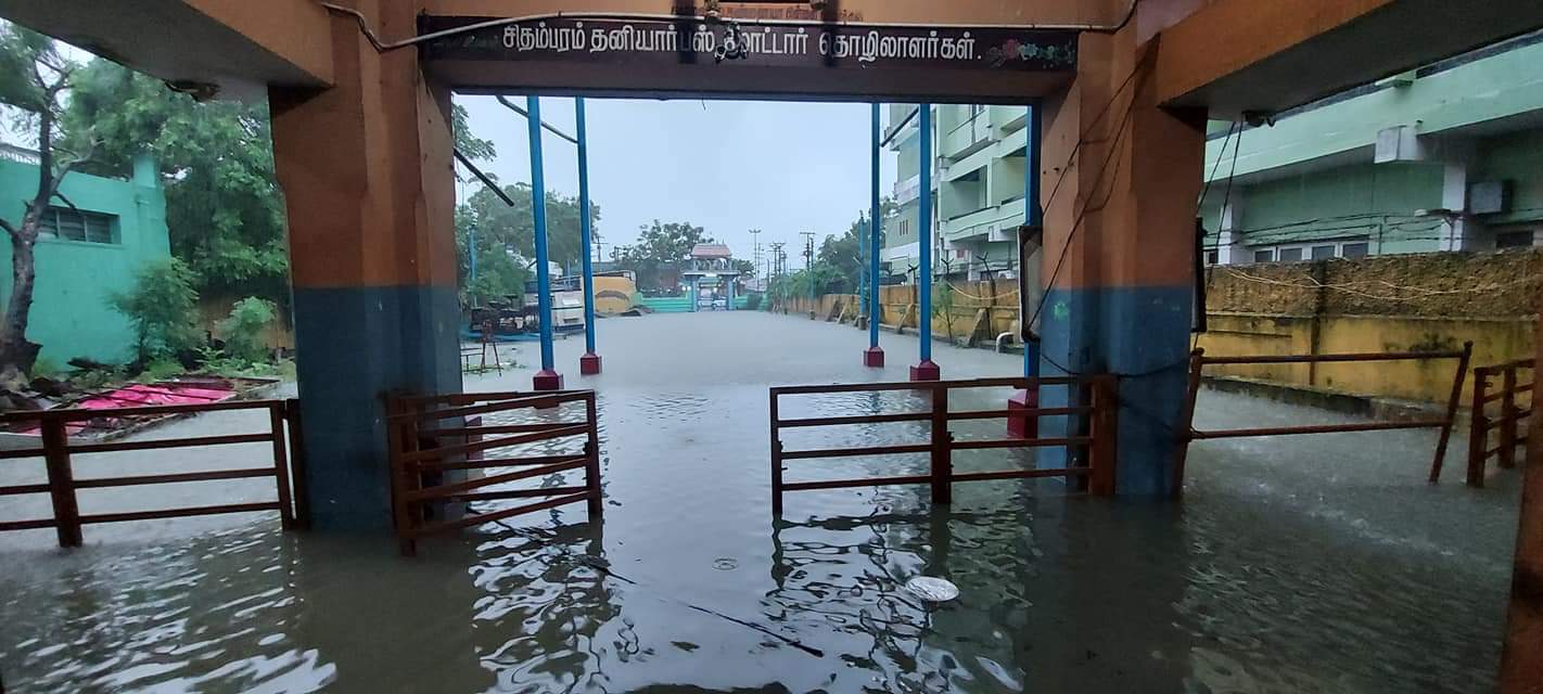 புரெவி புயல் காரணமாக தமிழகத்தில் பரவலாக மழை பெய்து வருகிறது. கடலூர், நாகை, மயிலாடுதுறை மாவட்டங்களில் நள்ளிரவு முதலே விட்டு, விட்டு கனமழை பெய்தது. புரெவி புயல் காரணமாக தமிழகத்தில் பரவலாக மழை பெய்து வருகிறது. கடலூர், நாகை, மயிலாடுதுறை மாவட்டங்களில் நள்ளிரவு முதலே விட்டு, விட்டு கனமழை பெய்தது.