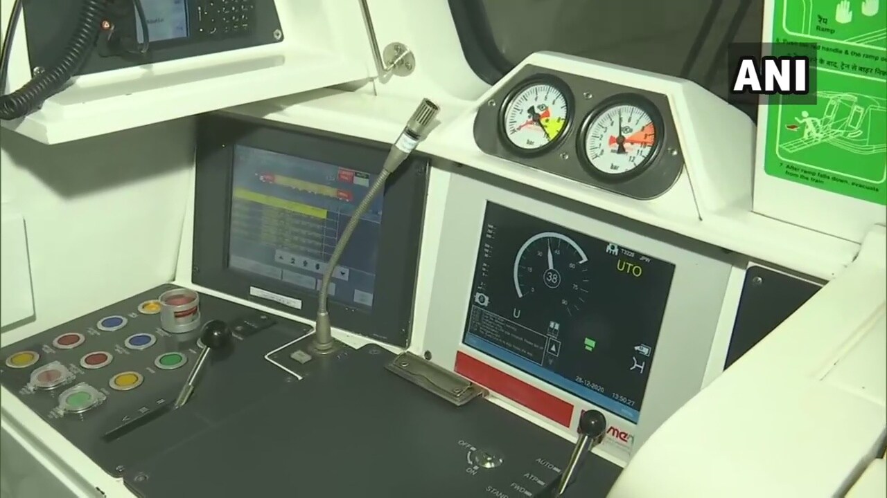 CBTC எனப்படும் தொலைத்தொடர்பு அடிப்படையிலான ரயில் கட்டுப்பாட்டு முறையில் இந்த ரயில் இயங்குகிறது. CBTC எனப்படும் தொலைத்தொடர்பு அடிப்படையிலான ரயில் கட்டுப்பாட்டு முறையில் இந்த ரயில் இயங்குகிறது.