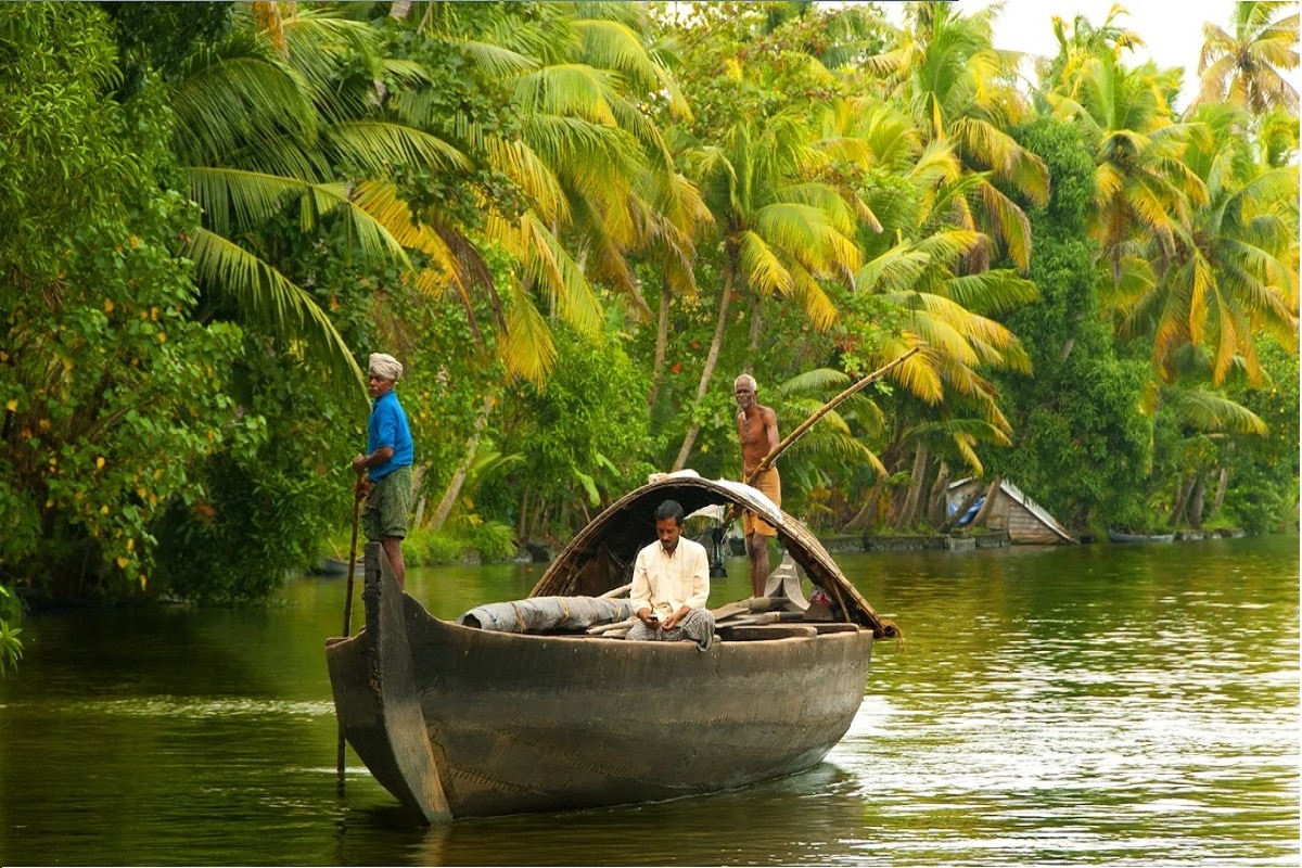 6. ஆலப்புழா (Alleppey) : ஆலப்புழா, கேரள மாநிலத்தின் அழகிய சுற்றுலாத் தளங்களுள் ஒன்று. இது கொச்சி மாநகரத்தின் தெற்கு பகுதியிலும், கோட்டயத்தின் மேற்கு பகுதியிலிலும் அமைந்துள்ளது. ஆலப்புழாவிலிருந்து தெற்கு திசையில் கொல்லம் நகரமும், கொஞ்சம் தொலைவில் வர்க்கலா கடற்கரையும் அமைந்துள்ளது. பத்திரமண்ணல், கிருஷ்ணாபுரம் அரண்மனை, படகு இல்லங்கள், ஆலப்பி பீச் ஆகியவை ஆலப்புழாவில் காண வேண்டிய இடங்கள் ஆகும். 6. ஆலப்புழா (Alleppey) : ஆலப்புழா, கேரள மாநிலத்தின் அழகிய சுற்றுலாத் தளங்களுள் ஒன்று. இது கொச்சி மாநகரத்தின் தெற்கு பகுதியிலும், கோட்டயத்தின் மேற்கு பகுதியிலிலும் அமைந்துள்ளது. ஆலப்புழாவிலிருந்து தெற்கு திசையில் கொல்லம் நகரமும், கொஞ்சம் தொலைவில் வர்க்கலா கடற்கரையும் அமைந்துள்ளது. பத்திரமண்ணல், கிருஷ்ணாபுரம் அரண்மனை, படகு இல்லங்கள், ஆலப்பி பீச் ஆகியவை ஆலப்புழாவில் காண வேண்டிய இடங்கள் ஆகும்.