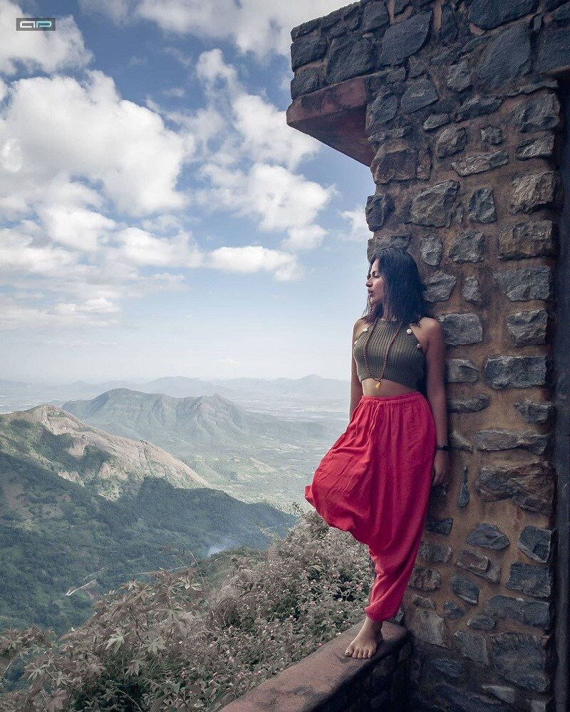 அப்படி சமீப நாட்களாக அவர் பகிரும் புகைப்படங்களில் இயற்கை சார்ந்த விஷயங்களும், பழமை சார்ந்த விஷயங்களும்தான் அதிகம் உள்ளன. கொடைக்கானல், ஹைதராபாத் என செல்லும் இடங்களிலும் இயற்கையை ரசிக்கும் ரசிகையாகவே இருக்கிறார். அப்படி சமீப நாட்களாக அவர் பகிரும் புகைப்படங்களில் இயற்கை சார்ந்த விஷயங்களும், பழமை சார்ந்த விஷயங்களும்தான் அதிகம் உள்ளன. கொடைக்கானல், ஹைதராபாத் என செல்லும் இடங்களிலும் இயற்கையை ரசிக்கும் ரசிகையாகவே இருக்கிறார்.