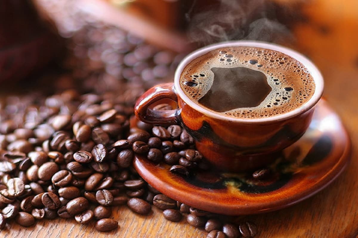 காபி (Coffee) : காபி (Coffee) குடிப்பது உங்களை சுறுசுறுப்பாக்குவது மட்டுமின்றி உங்களை மகிழ்ச்சியடையச் செய்கிறது. ஆண்கள், பெண்களுக்கு மனச்சோர்வின் அபாயத்தைக் குறைக்க காபி உதவுகிறது என்று ஆராய்ச்சியில் தெரிய வந்துள்ளது. காபியில் ஆன்டி-ஆக்ஸிடன்ட்களும் உள்ளது. இதனை குறைவான அளவில் குடித்தால், அது ஆரோக்கியமான பானமாக இருக்கும். ஆனால் அதனை அதிகமாக குடிக்கும் போது வேறு சில உடல்நல சீர்கேடுகள் உண்டாகும். காபியால் கிடைக்கும் ஊட்டச்சத்து பயன்களில் இதுவும் ஒன்றாகும். இதயவாதம் போன்ற சில இதய பிரச்சனைகளை தடுக்க காபி உதவுகிறது. காபியால் கிடைக்கும் உடல்நல பயன்களில் இதுவும் கூட ஒன்றாகும். காபியை (Coffee) மிதமாக உட்கொள்ள வேண்டும். காபி (Coffee) : காபி (Coffee) குடிப்பது உங்களை சுறுசுறுப்பாக்குவது மட்டுமின்றி உங்களை மகிழ்ச்சியடையச் செய்கிறது. ஆண்கள், பெண்களுக்கு மனச்சோர்வின் அபாயத்தைக் குறைக்க காபி உதவுகிறது என்று ஆராய்ச்சியில் தெரிய வந்துள்ளது. காபியில் ஆன்டி-ஆக்ஸிடன்ட்களும் உள்ளது. இதனை குறைவான அளவில் குடித்தால், அது ஆரோக்கியமான பானமாக இருக்கும். ஆனால் அதனை அதிகமாக குடிக்கும் போது வேறு சில உடல்நல சீர்கேடுகள் உண்டாகும். காபியால் கிடைக்கும் ஊட்டச்சத்து பயன்களில் இதுவும் ஒன்றாகும். இதயவாதம் போன்ற சில இதய பிரச்சனைகளை தடுக்க காபி உதவுகிறது. காபியால் கிடைக்கும் உடல்நல பயன்களில் இதுவும் கூட ஒன்றாகும். காபியை (Coffee) மிதமாக உட்கொள்ள வேண்டும்.