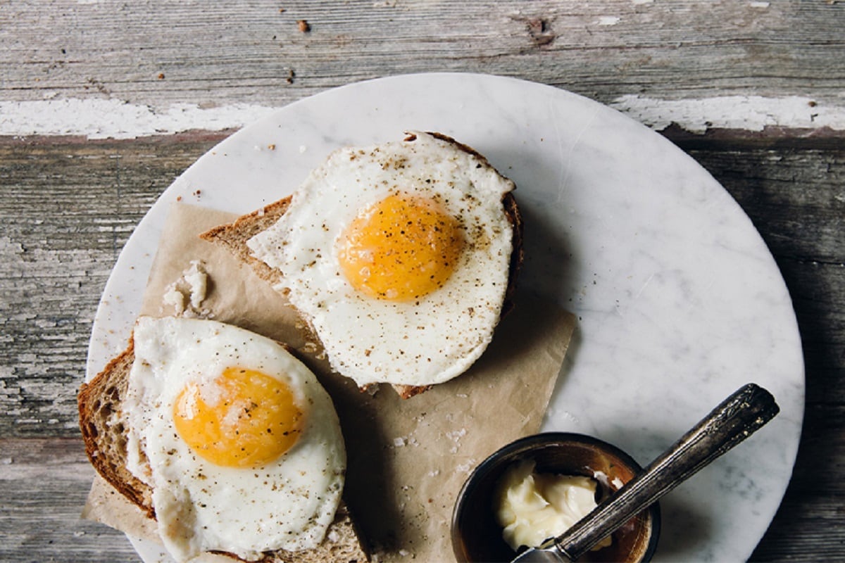 முட்டை (Egg) : முட்டைகளில் பி -12, ஃபோலேட், புரதம் மற்றும் ஆரோக்கியமான கொழுப்புகள் உள்ளன, இவை அனைத்தும் நமது மூளையின் செயல்பாட்டை மேம்படுத்த முக்கியம். காலை உணவு, மதிய உணவு மற்றும் இரவு உணவிற்கும் உங்கள் சாலட்களில் சேர்க்க முட்டைகள் (Egg)மிகச் சிறந்தவை. இதன் மஞ்சள் கருவில் வைட்டமின் D உள்ளது. அது, நம் எலும்புகளுக்கும் பற்களுக்கும் வலிமை சேர்க்கும். இதிலிருக்கும் லூடின் (Lutein) மற்றும் சியாங்தின் கண் சார்ந்த நோய்கள் வராமலும், கண் புரை ஏற்படாமலும் தடுக்கும். உலகளவில் பல நூறு ஆண்டுகளாக மனிதர்கள் சாப்பிடும் சத்தான உணவுகளில் ஒன்று முட்டை. முட்டை (Egg) பலருக்கும் பிடித்த உணவும்கூட. இதில் உடலுக்குத் தேவையான நிறைய சத்துகள் அடங்கியுள்ளன. முட்டை (Egg) : முட்டைகளில் பி -12, ஃபோலேட், புரதம் மற்றும் ஆரோக்கியமான கொழுப்புகள் உள்ளன, இவை அனைத்தும் நமது மூளையின் செயல்பாட்டை மேம்படுத்த முக்கியம். காலை உணவு, மதிய உணவு மற்றும் இரவு உணவிற்கும் உங்கள் சாலட்களில் சேர்க்க முட்டைகள் (Egg)மிகச் சிறந்தவை. இதன் மஞ்சள் கருவில் வைட்டமின் D உள்ளது. அது, நம் எலும்புகளுக்கும் பற்களுக்கும் வலிமை சேர்க்கும். இதிலிருக்கும் லூடின் (Lutein) மற்றும் சியாங்தின் கண் சார்ந்த நோய்கள் வராமலும், கண் புரை ஏற்படாமலும் தடுக்கும். உலகளவில் பல நூறு ஆண்டுகளாக மனிதர்கள் சாப்பிடும் சத்தான உணவுகளில் ஒன்று முட்டை. முட்டை (Egg) பலருக்கும் பிடித்த உணவும்கூட. இதில் உடலுக்குத் தேவையான நிறைய சத்துகள் அடங்கியுள்ளன.