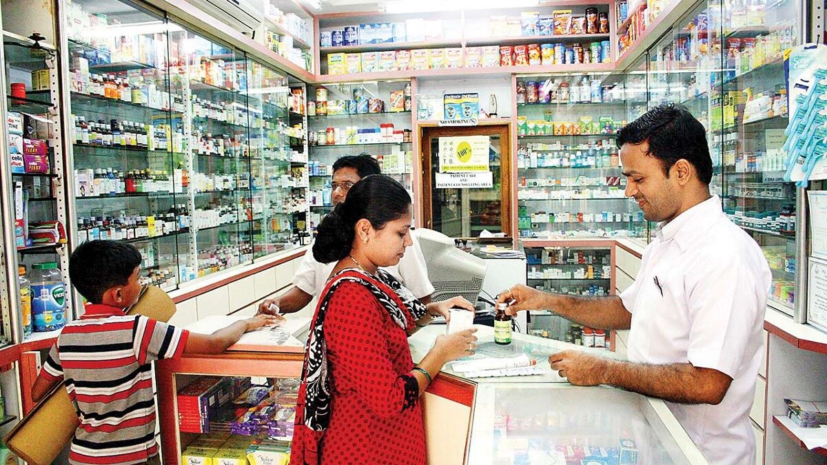 மருத்துவரை பார்த்துவிட்டு மாத்திரைகள் வாங்க மருந்தகம் செல்வதாக இருந்தால் அங்கு கட்டாயம் சமூக இடைவெளியை கடைபிடியுங்கள். அதேபோல் மருத்துவரை பார்த்துவிட்ட கையோடு மாத்திரைகளை வாங்கிவிட்டால் மீண்டும் வெளியே வரத் தேவை இருக்காது. மருத்துவரை பார்த்துவிட்டு மாத்திரைகள் வாங்க மருந்தகம் செல்வதாக இருந்தால் அங்கு கட்டாயம் சமூக இடைவெளியை கடைபிடியுங்கள். அதேபோல் மருத்துவரை பார்த்துவிட்ட கையோடு மாத்திரைகளை வாங்கிவிட்டால் மீண்டும் வெளியே வரத் தேவை இருக்காது.