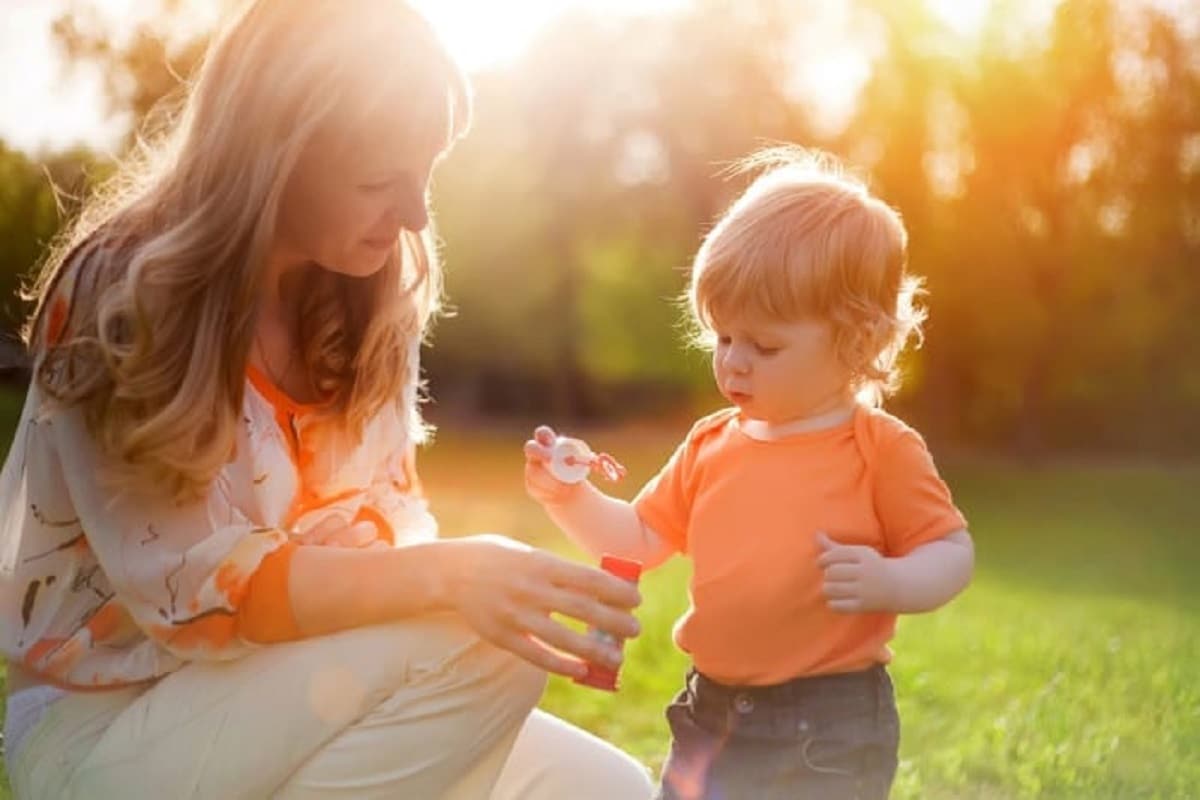 தனியாக சிறிது நேரம் செலவிடுங்கள் (Spend some time alone) : சுய பாதுகாப்பு மற்றும் தியானத்தை மேற்கொள்வதைத் தவிர, நீங்கள் தனியாக இருப்பது முக்கியம். உங்கள் அலுவலக வேலைகளில் (Office Works) ஈடுபடும்போது, நீங்கள் தனியாக நேரத்தை செலவிட மறந்து விடுகிறீர்கள். அதையும் மீறி நீங்கள் தனிமையில் இனிமை காண முற்பட்டால், இது மன அழுத்தத்தை குறைக்கவும் உங்களை அமைதியாக வைத்திருக்கவும் உதவுகிறது. தனியாக சிறிது நேரம் செலவிடுங்கள் (Spend some time alone) : சுய பாதுகாப்பு மற்றும் தியானத்தை மேற்கொள்வதைத் தவிர, நீங்கள் தனியாக இருப்பது முக்கியம். உங்கள் அலுவலக வேலைகளில் (Office Works) ஈடுபடும்போது, நீங்கள் தனியாக நேரத்தை செலவிட மறந்து விடுகிறீர்கள். அதையும் மீறி நீங்கள் தனிமையில் இனிமை காண முற்பட்டால், இது மன அழுத்தத்தை குறைக்கவும் உங்களை அமைதியாக வைத்திருக்கவும் உதவுகிறது.