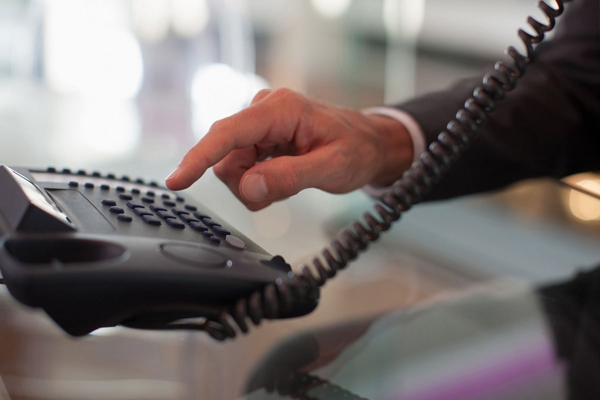 Landline -ல் இருந்து அழைக்கும்போது 0 சேர்க்க வேண்டும் : ஜனவரி 15 முதல் வீட்டில் உள்ள தொலைபேசியில் (Landline) இருந்து மற்ற கைபேசி அழைப்புகளை அழைக்கும்போது 0 சேர்த்து அழைக்க வேண்டும் என்று தொலைத்தொடர்பு அமைச்சகம் தெரிவித்துள்ளது. இந்தப் புதிய விதிமுறைப்படி வீட்டு தொலைபேசியில் இருந்து கைபேசியை அழைத்தால் மட்டுமே 0 சேர்க்க வேண்டும். லேண்ட்லைன் டூ லேண்ட்லைன் (Landline to landline) அல்லது மொபைல் டூ லேண்ட்லைன் (Mobile to landline) பேசும்போது 0 சேர்க்க வேண்டாம். Landline -ல் இருந்து அழைக்கும்போது 0 சேர்க்க வேண்டும் : ஜனவரி 15 முதல் வீட்டில் உள்ள தொலைபேசியில் (Landline) இருந்து மற்ற கைபேசி அழைப்புகளை அழைக்கும்போது 0 சேர்த்து அழைக்க வேண்டும் என்று தொலைத்தொடர்பு அமைச்சகம் தெரிவித்துள்ளது. இந்தப் புதிய விதிமுறைப்படி வீட்டு தொலைபேசியில் இருந்து கைபேசியை அழைத்தால் மட்டுமே 0 சேர்க்க வேண்டும். லேண்ட்லைன் டூ லேண்ட்லைன் (Landline to landline) அல்லது மொபைல் டூ லேண்ட்லைன் (Mobile to landline) பேசும்போது 0 சேர்க்க வேண்டாம்.