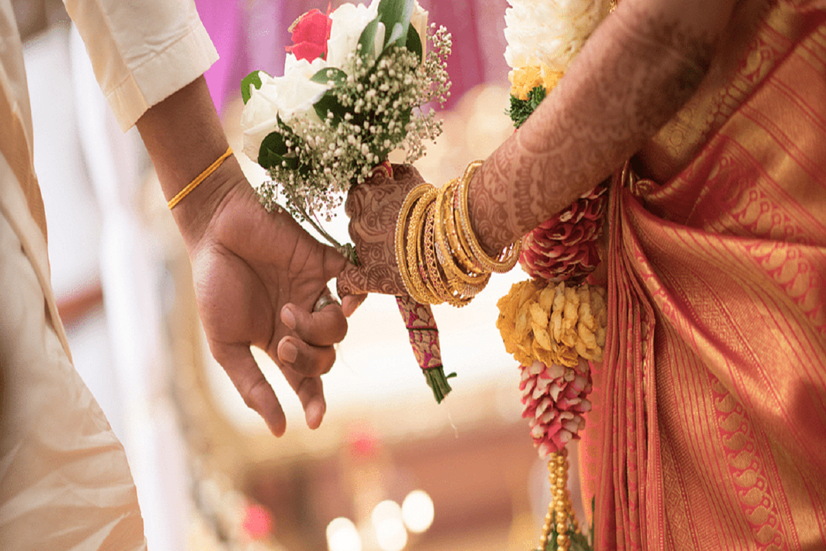  திருமணம் என்பது ராட்சத ராட்டினத்தில் சுற்றுவது போல இருக்கும். முதல் ஆண்டு அல்லது முதல் இரண்டு ஆண்டுகள் தெளிந்த நீரோடையில் மிதந்து செல்லும் இலையைப் போல எந்தத் தடங்கலும், பிரச்சனையும் இருக்காது. சின்ன சின்ன வேறுபாடுகள் முதல், பெரிய கருத்து வேறுபாடுகள் உட்பட, பலவற்றுக்கும் இருவருமே விட்டுக்கொடுத்தும், சண்டை போடாமலும் செல்வீர்கள்.