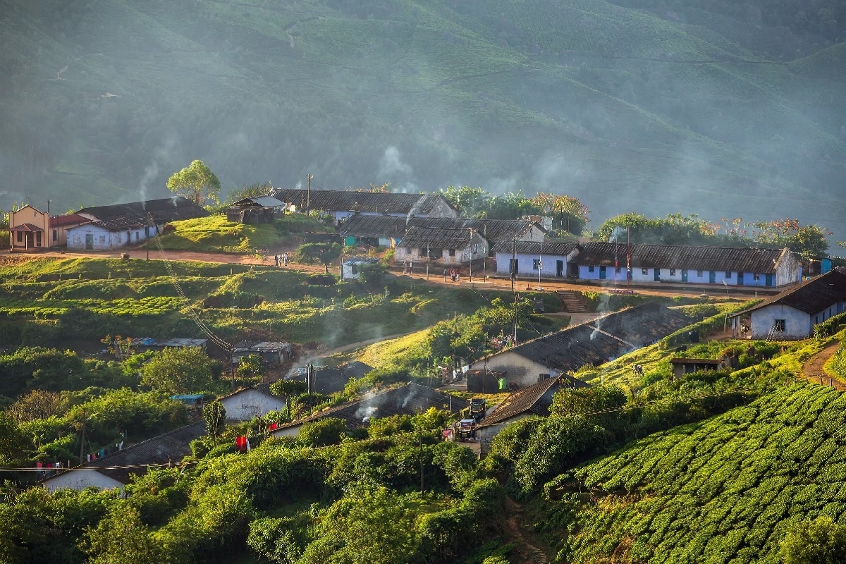 3. மூணார் (Munnar) : மூணார் கேரளாவின் இடுக்கி மாவட்டத்தில் அமைந்துள்ள ஒரு நகரம் மற்றும் மலைவாசஸ்தலம். இந்தியாவிலே சிறந்த மலைவாசத்தலங்களில மூணார் ஒன்றாகும். இப்பகுதி முழுவதும் அதிகளவில் தேயிலை தோட்டங்களாலும், குன்றுகளான நிலப்பகுதிகளும், கண்களுக்கு கவரிச்சியூட்டக்கூடிய தாவரங்களும், விலங்கினங்களும் உள்ளதால் அனைவரும் விரும்பக்கூடிய தலமாக உள்ளது. ஈரவிகுளம், தேசிய பூங்கா, மாட்டுபட்டி அணை, தேவிக்குளம், அட்டகுள் நீர்வீழ்ச்சி, புகைப்பட புள்ளி, எக்கோ பாயிண்ட், போத்தமடு, மலையேற்றம் ஆகிய இடங்கள் சுற்றி பார்க்க சிறந்த இடங்களாக இருக்கும். 3. மூணார் (Munnar) : மூணார் கேரளாவின் இடுக்கி மாவட்டத்தில் அமைந்துள்ள ஒரு நகரம் மற்றும் மலைவாசஸ்தலம். இந்தியாவிலே சிறந்த மலைவாசத்தலங்களில மூணார் ஒன்றாகும். இப்பகுதி முழுவதும் அதிகளவில் தேயிலை தோட்டங்களாலும், குன்றுகளான நிலப்பகுதிகளும், கண்களுக்கு கவரிச்சியூட்டக்கூடிய தாவரங்களும், விலங்கினங்களும் உள்ளதால் அனைவரும் விரும்பக்கூடிய தலமாக உள்ளது. ஈரவிகுளம், தேசிய பூங்கா, மாட்டுபட்டி அணை, தேவிக்குளம், அட்டகுள் நீர்வீழ்ச்சி, புகைப்பட புள்ளி, எக்கோ பாயிண்ட், போத்தமடு, மலையேற்றம் ஆகிய இடங்கள் சுற்றி பார்க்க சிறந்த இடங்களாக இருக்கும்.
