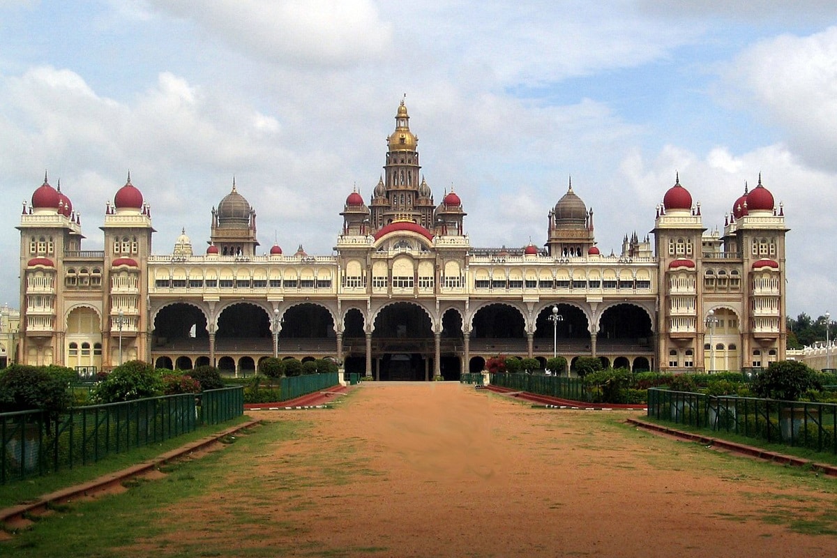 4. மைசூர் (Mysore) : நகரம் முழுவதும் அரண்மணைகள், பூங்காக்கள், ஏரிகள், சந்தன மரங்கள், பட்டுகள், திகைப்பூட்டும் வரலாற்று இடங்கள், கலாச்சாரங்கள் மற்றும் இயற்கை வளங்கள், இயற்கையின் பொக்கிஷங்களை அடக்கிய நகரமாக விளங்குகிறது. இந்நகரம் முழுவதும் செழிப்பான வரலாற்று பாரம்பரியமிக்க சிறப்புக்களையும், நவீன வாழ்க்கை முறைகளையும் கொண்டுள்ளது. மைசூர் அரண்மணை, பிருந்தாவன் பூங்கா, சாமுண்டி மலை, பிலோமினா தேவாலயம், இரயில்வே அருங்காட்சியகம், மெழுகுவர்த்தியால் உருவாக்கப்பட்ட அருங்காட்சியகம், கரன்ஜி ஏரி, மைசூர் விலங்கியல் பூங்கா, ஜாக்மோகன் அரண்மனை, மரபு ஆராய்ச்சி அருங்காட்சியகம் உள்ளிட்ட பல்வேறு சுற்றுலா தலங்கள் உள்ளன. 4. மைசூர் (Mysore) : நகரம் முழுவதும் அரண்மணைகள், பூங்காக்கள், ஏரிகள், சந்தன மரங்கள், பட்டுகள், திகைப்பூட்டும் வரலாற்று இடங்கள், கலாச்சாரங்கள் மற்றும் இயற்கை வளங்கள், இயற்கையின் பொக்கிஷங்களை அடக்கிய நகரமாக விளங்குகிறது. இந்நகரம் முழுவதும் செழிப்பான வரலாற்று பாரம்பரியமிக்க சிறப்புக்களையும், நவீன வாழ்க்கை முறைகளையும் கொண்டுள்ளது. மைசூர் அரண்மணை, பிருந்தாவன் பூங்கா, சாமுண்டி மலை, பிலோமினா தேவாலயம், இரயில்வே அருங்காட்சியகம், மெழுகுவர்த்தியால் உருவாக்கப்பட்ட அருங்காட்சியகம், கரன்ஜி ஏரி, மைசூர் விலங்கியல் பூங்கா, ஜாக்மோகன் அரண்மனை, மரபு ஆராய்ச்சி அருங்காட்சியகம் உள்ளிட்ட பல்வேறு சுற்றுலா தலங்கள் உள்ளன.