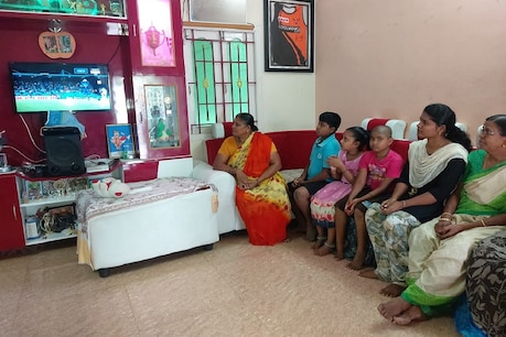 நடராஜன் பவுலிங்கை டிவியில் பார்த்து மகிழ்ந்த அவரது தாய்..! நடராஜன் பவுலிங்கை டிவியில் பார்த்து மகிழ்ந்த அவரது தாய்..!