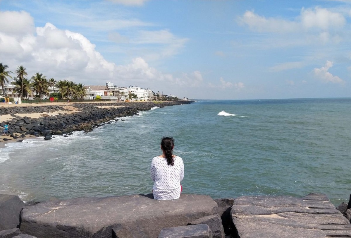 அதனால் இங்குள்ள அடித்தட்டு மக்களும் பிரெஞ்சுச் சொற்களை, மிகச் சாதாரணமாகப் பயன்படுத்துகின்றனர். ஆந்திர மாநிலத்தின், காக்கி நாடாவுக்கு அருகாமையில் உள்ள ஏனாம் நகரும், தமிழகத்தின் நாகப்பட்டினத்தின் அருகாமையில் உள்ள காரைக்கால் நகரும், கேரள மாநிலத்தின் கோழிக்கோட்டுக்கு அருகில் உள்ள மாஹே நகரும், இந்த மாநிலத்தின் ஆட்சிப் பகுதிகளாக விளங்குகின்றன. பாண்டிச்சேரியில் நோணாங்குப்பம் படகு இல்லம், பாரதி பூங்கா, தாவரவியல் பூங்கா, அருங்காட்சியகம் உள்ளிட்ட சுற்றுலா தலங்கள் உள்ளன. அதனால் இங்குள்ள அடித்தட்டு மக்களும் பிரெஞ்சுச் சொற்களை, மிகச் சாதாரணமாகப் பயன்படுத்துகின்றனர். ஆந்திர மாநிலத்தின், காக்கி நாடாவுக்கு அருகாமையில் உள்ள ஏனாம் நகரும், தமிழகத்தின் நாகப்பட்டினத்தின் அருகாமையில் உள்ள காரைக்கால் நகரும், கேரள மாநிலத்தின் கோழிக்கோட்டுக்கு அருகில் உள்ள மாஹே நகரும், இந்த மாநிலத்தின் ஆட்சிப் பகுதிகளாக விளங்குகின்றன. பாண்டிச்சேரியில் நோணாங்குப்பம் படகு இல்லம், பாரதி பூங்கா, தாவரவியல் பூங்கா, அருங்காட்சியகம் உள்ளிட்ட சுற்றுலா தலங்கள் உள்ளன.