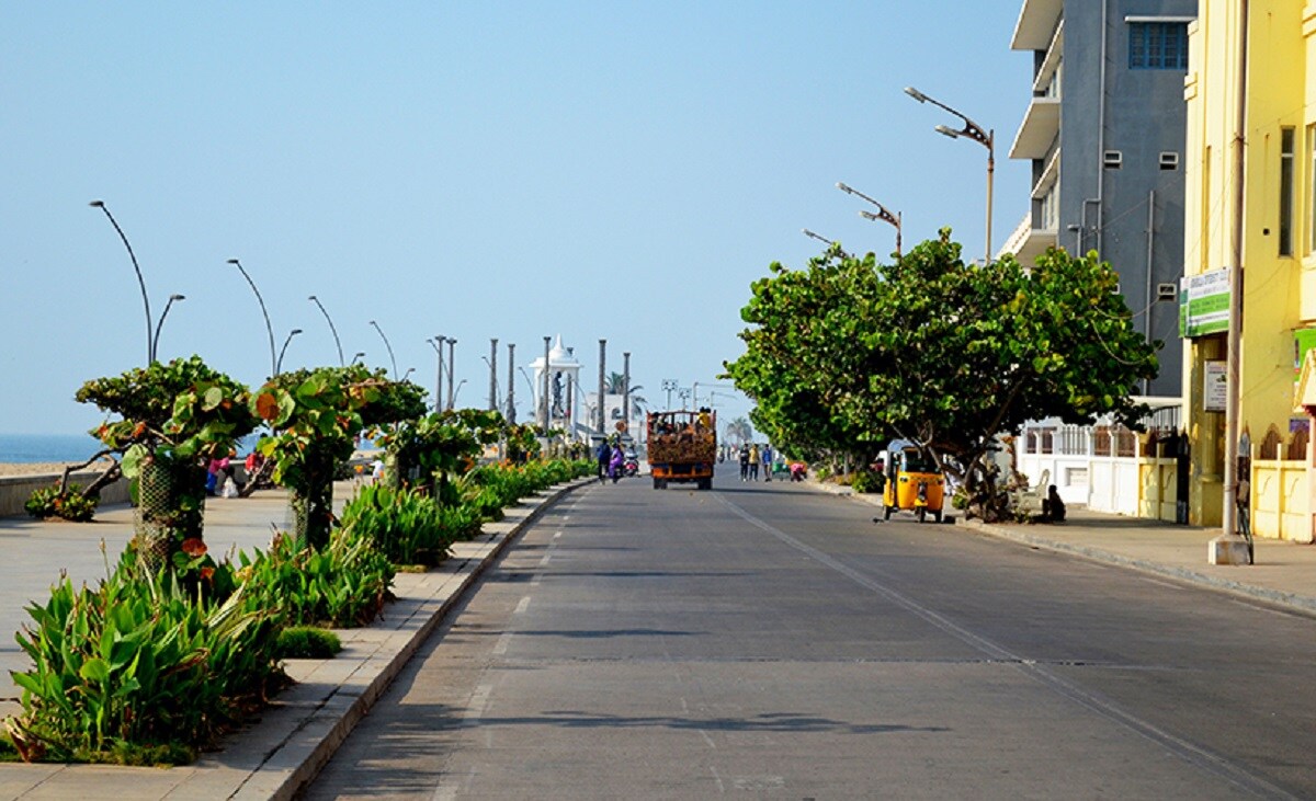 2. பாண்டிச்சேரி (Pondicherry) : பாண்டிச்சேரி ஒரு அழகான பிரெஞ்சு நகரம் உங்களுக்கு பிரெஞ்சு காலனித்துவ கட்டிடக்கலை மற்றும் பூகெய்ன்வில்லேவுடன் கூடிய அழகிய பவுல்வர்டுகளை வழங்குகிறது. புதுச்சேரி சென்னை மாநகரில் இருந்து 170 கி.மீ. தொலைவில், மத்திய அரசின் ஒன்றியப் பகுதியாக வங்கக் கடலோரத்தில் அமைந்துள்ளது. முன்பு இந்த நகரம் பிரெஞ்சு நாட்டின் ஒரு பகுதியாக இருந்தது. புதுச்சேரி, ஏறக்குறைய இருநூறு ஆண்டுகளுக்கு மேல் பிரெஞ்சுக்காரர்களின் ஆதிக்கத்தில் இருந்தது. 2. பாண்டிச்சேரி (Pondicherry) : பாண்டிச்சேரி ஒரு அழகான பிரெஞ்சு நகரம் உங்களுக்கு பிரெஞ்சு காலனித்துவ கட்டிடக்கலை மற்றும் பூகெய்ன்வில்லேவுடன் கூடிய அழகிய பவுல்வர்டுகளை வழங்குகிறது. புதுச்சேரி சென்னை மாநகரில் இருந்து 170 கி.மீ. தொலைவில், மத்திய அரசின் ஒன்றியப் பகுதியாக வங்கக் கடலோரத்தில் அமைந்துள்ளது. முன்பு இந்த நகரம் பிரெஞ்சு நாட்டின் ஒரு பகுதியாக இருந்தது. புதுச்சேரி, ஏறக்குறைய இருநூறு ஆண்டுகளுக்கு மேல் பிரெஞ்சுக்காரர்களின் ஆதிக்கத்தில் இருந்தது.