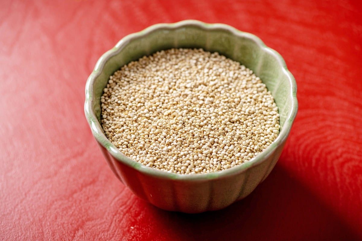குயினோவா (Quinoa) : குயினோவாவில் ஃபிளாவனாய்டுகள் இருப்பதாக அறியப்படுகிறது, அவை மனஅழுத்த எதிர்ப்பு விளைவுகளை ஏற்படுத்துகின்றன. எனவே, இது நமது மனநலனை மேம்படுத்துவதில் முக்கிய பங்கு வகிக்கிறது. குயினோவாவை காலை உணவில் சேர்ப்பது நல்லது. குயினோவா (Quinoa) என்பது பல ஆயிரம் வருடங்களுக்கு முன்னர் தென் அமெரிக்காவில் இன்காஸ் என்ற பழங்குடியினர் இந்த தானியத்தை உணவாக சாப்பிட்டு வந்துள்ளனர். மனசோர்வு, நீரிழிவு, உடல் பருமன், உயர் ரத்த அழுத்தம், இதயம் தொடர்பான பிரச்னைக்குத் தீர்வாக குயினோவா (Quinoa) போன்ற முழு தானியங்களை அளவோடு சாப்பிட்டு வந்தால் இப்பிரச்னைகளில் இருந்து உடலைப் பாதுகாத்து கொள்ளலாம். இந்த தானியத்தில் உடல் ஆரோக்கியத்துக்கு முக்கிய தேவையான 9 அமினோ அமிலங்கள் உள்ளன. மேலும் வைட்டமின்E, கால்சியம், இரும்புச்சத்து, நார்ச்சத்து, பி காம்ப்ளக்ஸ், மக்னீசியம், பொட்டாசியம் ஆகிய சத்துக்களும் அடங்கியுள்ளன. குயினோவா (Quinoa) : குயினோவாவில் ஃபிளாவனாய்டுகள் இருப்பதாக அறியப்படுகிறது, அவை மனஅழுத்த எதிர்ப்பு விளைவுகளை ஏற்படுத்துகின்றன. எனவே, இது நமது மனநலனை மேம்படுத்துவதில் முக்கிய பங்கு வகிக்கிறது. குயினோவாவை காலை உணவில் சேர்ப்பது நல்லது. குயினோவா (Quinoa) என்பது பல ஆயிரம் வருடங்களுக்கு முன்னர் தென் அமெரிக்காவில் இன்காஸ் என்ற பழங்குடியினர் இந்த தானியத்தை உணவாக சாப்பிட்டு வந்துள்ளனர். மனசோர்வு, நீரிழிவு, உடல் பருமன், உயர் ரத்த அழுத்தம், இதயம் தொடர்பான பிரச்னைக்குத் தீர்வாக குயினோவா (Quinoa) போன்ற முழு தானியங்களை அளவோடு சாப்பிட்டு வந்தால் இப்பிரச்னைகளில் இருந்து உடலைப் பாதுகாத்து கொள்ளலாம். இந்த தானியத்தில் உடல் ஆரோக்கியத்துக்கு முக்கிய தேவையான 9 அமினோ அமிலங்கள் உள்ளன. மேலும் வைட்டமின்E, கால்சியம், இரும்புச்சத்து, நார்ச்சத்து, பி காம்ப்ளக்ஸ், மக்னீசியம், பொட்டாசியம் ஆகிய சத்துக்களும் அடங்கியுள்ளன.