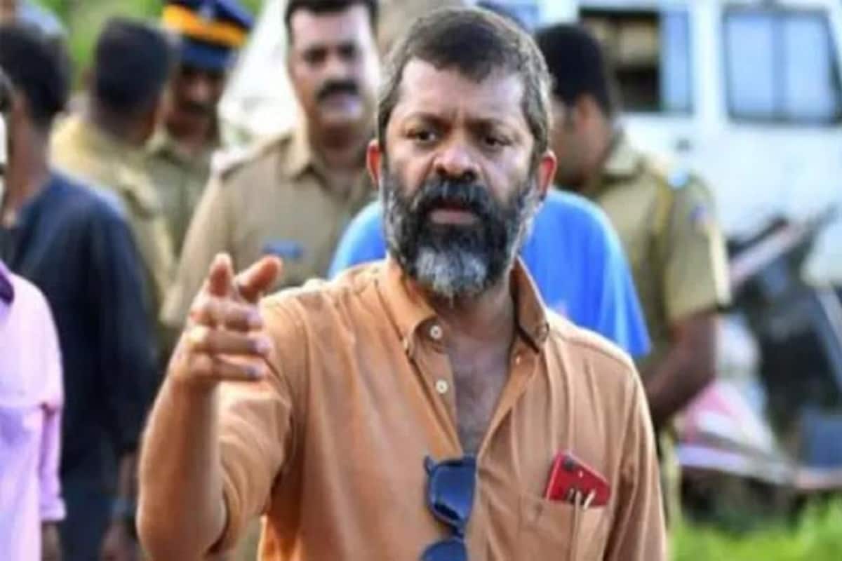 கதாசிரியர், தயாரிப்பாளர், இயக்குநர் என பன்முகத் திறமை கொண்டவர் சாச்சி. இவர் கடந்த 2015-ம் ஆண்டு பிருத்விராஜ், பிஜூ மேனன் உள்ளிட்டோர் நடித்த அனார்களி படத்தின் மூலம் இயக்னராக அறிமுகமானார். 48 வயதே ஆன இயக்குனர் சாச்சி கடந்த ஜூன் மாதம் 18-ம் தேதி உடல்நலக்குறைவால் உயிரிழந்தார். கதாசிரியர், தயாரிப்பாளர், இயக்குநர் என பன்முகத் திறமை கொண்டவர் சாச்சி. இவர் கடந்த 2015-ம் ஆண்டு பிருத்விராஜ், பிஜூ மேனன் உள்ளிட்டோர் நடித்த அனார்களி படத்தின் மூலம் இயக்னராக அறிமுகமானார். 48 வயதே ஆன இயக்குனர் சாச்சி கடந்த ஜூன் மாதம் 18-ம் தேதி உடல்நலக்குறைவால் உயிரிழந்தார்.