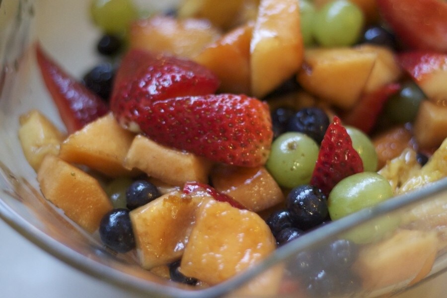  பழங்கள் சாப்பிடுங்கள் : உங்கள் நாளை சரியாக தொடங்குவது முக்கியம். எனவே பழம் மற்றும் ஊறவைத்த உலர்ந்த பழங்களுடன் உங்கள் நாளை ஸ்டார்ட் செய்யுங்கள். பழங்களில் வைட்டமின்கள், தாதுக்கள், நோய் எதிர்ப்பு சக்தி, நார்ச்சத்து நிறைந்திருப்பதால் அவர் உங்களை நாள் முழுவதும் உற்சாகமாக இருக்க வைக்க உதவுகிறது. தினமும் காலையில் எழுந்ததும் ஒரு பழம் அல்லது ஊறவைத்த பாதாம், 2 குங்குமப்பூ இழைகளுடன் ஊறவைத்த திராட்சை சாப்பிட்டு உங்கள் நாளை தொடங்கலாம்.