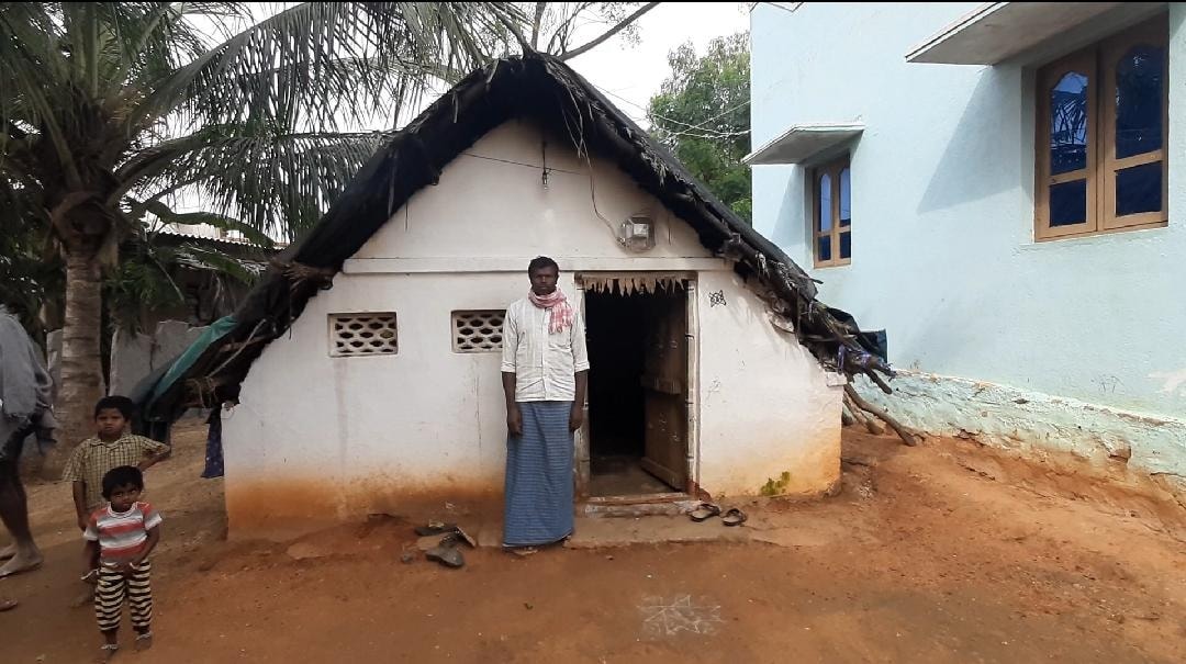 அப்போது மருத்துவமனையில் சிகிச்சை பெற்று உயிர் பிழைத்த சுப்ரமணியத்தை 32 ஆண்டுகளில் 74 முறை நல்லபாம்பு கடித்துள்ளது. இதன் காரணமாக சுப்பிரமணியம் வீட்டைவிட்டு வெளியில் வரவே அச்சம் கொண்டு உயிரை கையில் பிடித்துக்கொண்டு வாழ்க்கையை ஓட்டி வருகிறார். அப்போது மருத்துவமனையில் சிகிச்சை பெற்று உயிர் பிழைத்த சுப்ரமணியத்தை 32 ஆண்டுகளில் 74 முறை நல்லபாம்பு கடித்துள்ளது. இதன் காரணமாக சுப்பிரமணியம் வீட்டைவிட்டு வெளியில் வரவே அச்சம் கொண்டு உயிரை கையில் பிடித்துக்கொண்டு வாழ்க்கையை ஓட்டி வருகிறார்.