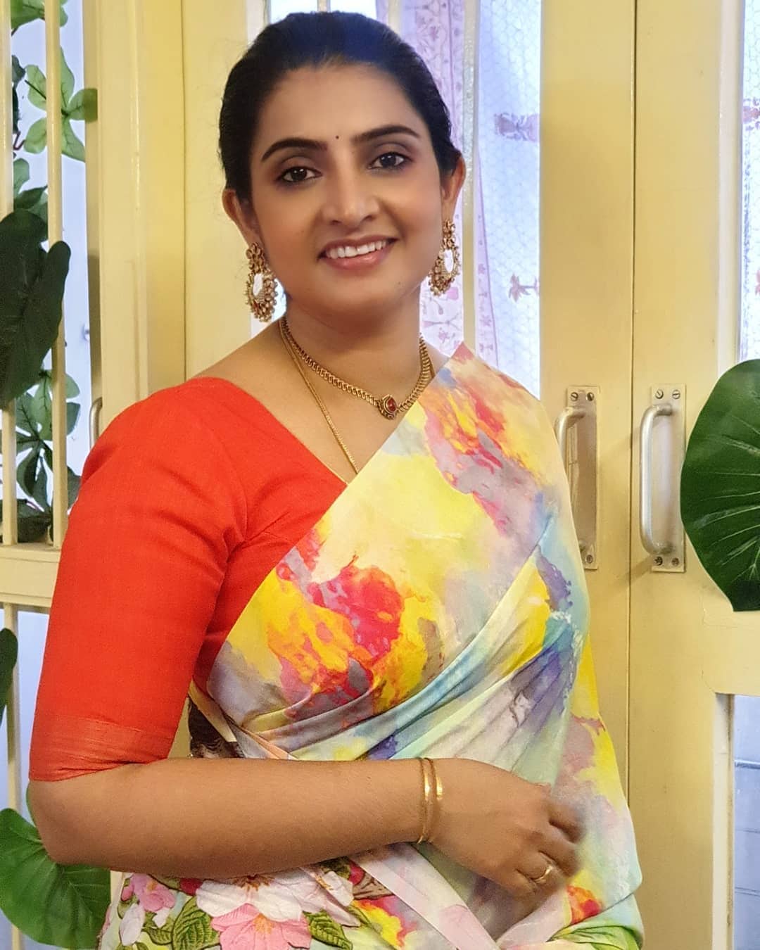 பின்பு ‘ஒரு பெண்ணின் கதை’ என்ற தூர்தஷனில் ஒளிபரப்பான நாடகம் மூலம் சின்னத்திரையில் அறிமுகமானார்.
