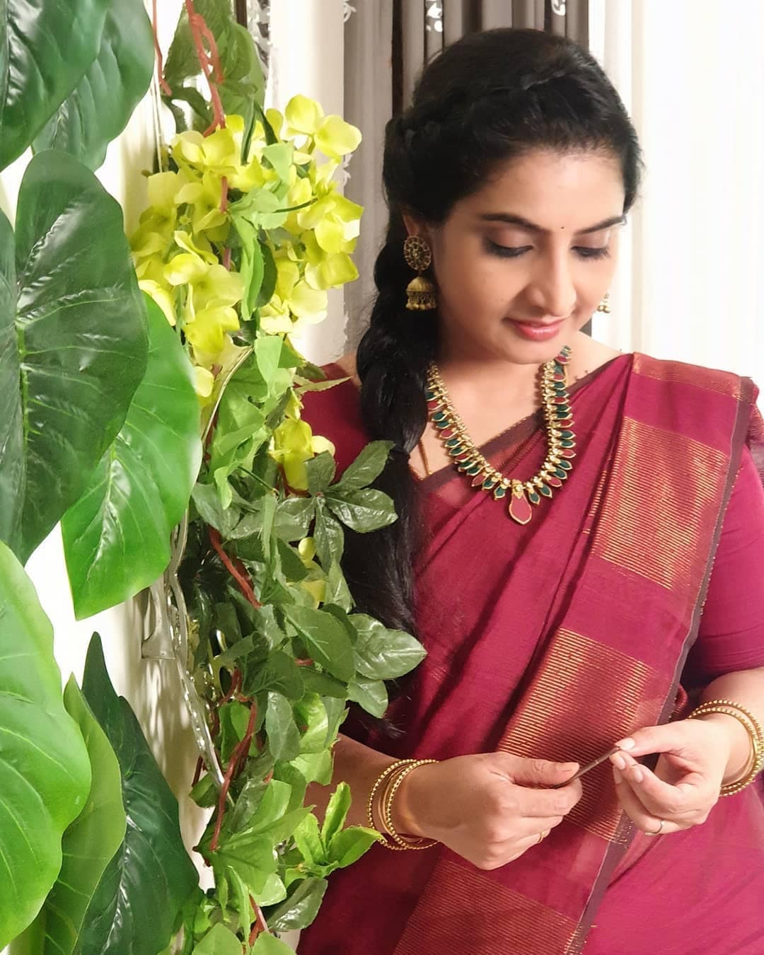 இவரின் புடவைக்கே தனி ரசிகர் கூட்டம் இருக்கு என்று கூறலாம்.