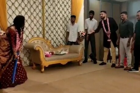 திருமண வரவேற்பு மேடையில் கிரிக்கெட் விளையாடி மகிழ்ந்த வருண் சக்ரவர்த்தி தம்பதி - வைரல் வீடியோ திருமண வரவேற்பு மேடையில் கிரிக்கெட் விளையாடி மகிழ்ந்த வருண் சக்ரவர்த்தி தம்பதி - வைரல் வீடியோ