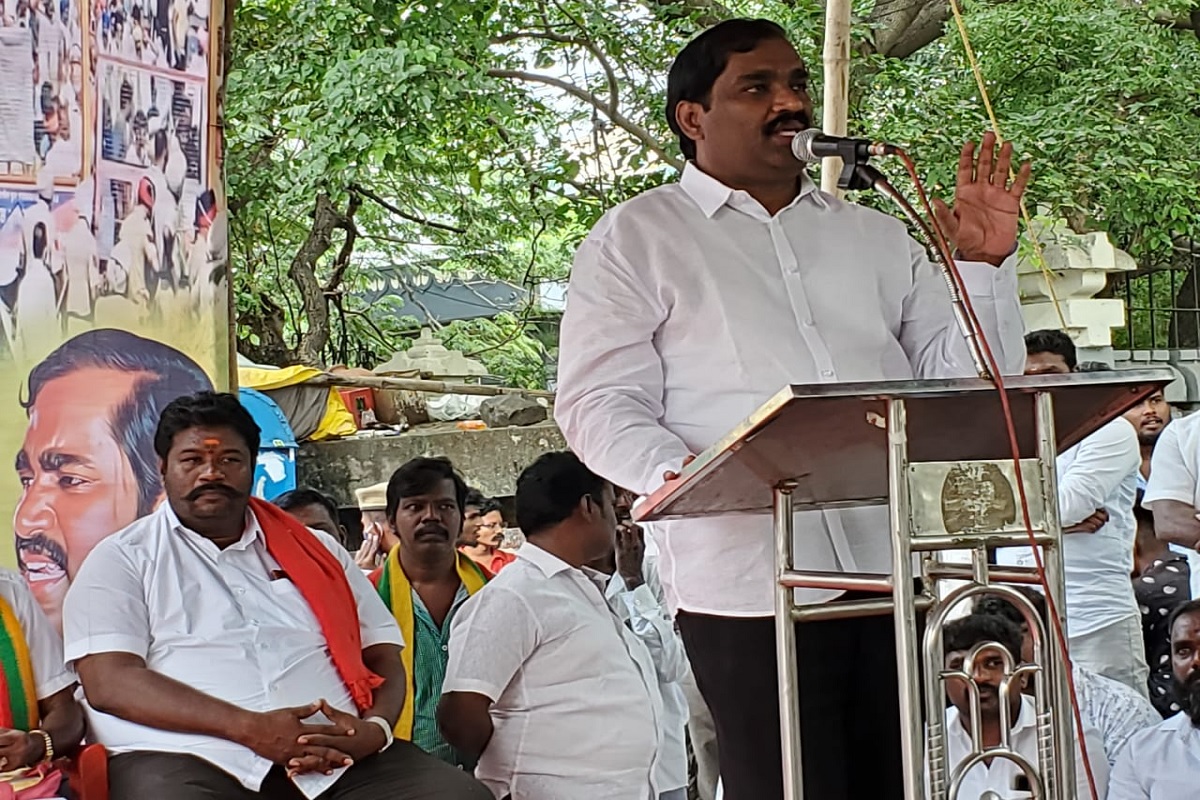 தமிழக வாழ்வுரிமை கட்சியின் தலைவர் வேல்முருகன்