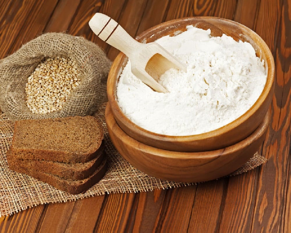 3. கோதுமை மற்றும் பார்லி சோதனை: (THE WHEAT AND BARLEY TEST) : இது மிகவும் ஒரு கற்பனையான சோதனையாகவே தெரிகிறது. பண்டைய காலத்தில் ஒரு பெண் கர்ப்பமாக இருப்பதாக சந்தேகிக்கப்பட்டால், இந்த இரண்டு தானியங்களையும் கொண்ட ஒரு பையில் அவளை சிறுநீர் கழிக்கும்படி கேட்கப்படுமாம். அதன் பிறகு, அந்த பையில் பார்லி முளைத்தால், அது ஒரு பையனாக இருக்கும் என்றும், கோதுமை முளைத்தால் அது ஒரு பெண்ணாக இருக்கும் என்றும், இல்லையென்றால் அவள் கர்ப்பமாக இல்லை என்பதையும் உறுதிப்படுத்துவர்களாம். 3. கோதுமை மற்றும் பார்லி சோதனை: (THE WHEAT AND BARLEY TEST) : இது மிகவும் ஒரு கற்பனையான சோதனையாகவே தெரிகிறது. பண்டைய காலத்தில் ஒரு பெண் கர்ப்பமாக இருப்பதாக சந்தேகிக்கப்பட்டால், இந்த இரண்டு தானியங்களையும் கொண்ட ஒரு பையில் அவளை சிறுநீர் கழிக்கும்படி கேட்கப்படுமாம். அதன் பிறகு, அந்த பையில் பார்லி முளைத்தால், அது ஒரு பையனாக இருக்கும் என்றும், கோதுமை முளைத்தால் அது ஒரு பெண்ணாக இருக்கும் என்றும், இல்லையென்றால் அவள் கர்ப்பமாக இல்லை என்பதையும் உறுதிப்படுத்துவர்களாம்.