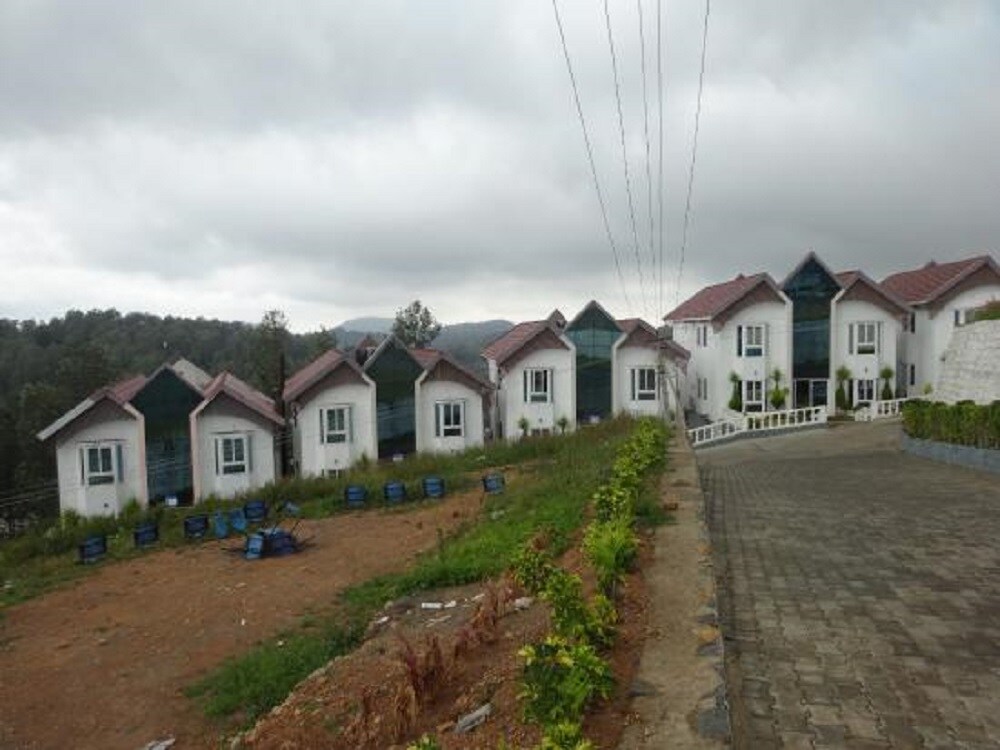 5. ஏற்காடு (Yercaud) : ஏற்காடு சேலத்திற்கு அருகாமையில் கிழக்கு தொடர்ச்சி மலை சேர்வராயன் மலைத்தொடரில் உள்ள மலைத்தளமாகும். இது கடல் மட்டத்திலிருந்து 1515 மீட்டர்-4969 அடி உயர்த்தில் உள்ளது. இதன் பரப்பளவு 382.67 ச.கிமீ. ஏற்காடு, ஊராட்சி ஒன்றியத்தை உள்ளடக்கியதாகவும் வட்டத் தலைமையிடமாகவும் உள்ளது. மிகவும் சிக்கனமான மலைவாஸ் தலமாகும். எனவே இது ஏழைகளின் ஊட்டி என்றழைக்கப்படுகிறது. கோடைகாலத்தில் வெப்பநிலை 16 ° C முதல் 30 ° C வரை இருக்கும். இங்கே மலையேற்றம் மிகவும் மகிழ்ச்சியான அனுபவங்களில் ஒன்றாகும். உயர் மரங்கள் மற்றும் பச்சை காபிக்கு இடையில் ரிசார்ட்டுகளுடன் சுற்றுச்சூழல் சுற்றுலாவுக்கு இது பிரபலமானது. 5. ஏற்காடு (Yercaud) : ஏற்காடு சேலத்திற்கு அருகாமையில் கிழக்கு தொடர்ச்சி மலை சேர்வராயன் மலைத்தொடரில் உள்ள மலைத்தளமாகும். இது கடல் மட்டத்திலிருந்து 1515 மீட்டர்-4969 அடி உயர்த்தில் உள்ளது. இதன் பரப்பளவு 382.67 ச.கிமீ. ஏற்காடு, ஊராட்சி ஒன்றியத்தை உள்ளடக்கியதாகவும் வட்டத் தலைமையிடமாகவும் உள்ளது. மிகவும் சிக்கனமான மலைவாஸ் தலமாகும். எனவே இது ஏழைகளின் ஊட்டி என்றழைக்கப்படுகிறது. கோடைகாலத்தில் வெப்பநிலை 16 ° C முதல் 30 ° C வரை இருக்கும். இங்கே மலையேற்றம் மிகவும் மகிழ்ச்சியான அனுபவங்களில் ஒன்றாகும். உயர் மரங்கள் மற்றும் பச்சை காபிக்கு இடையில் ரிசார்ட்டுகளுடன் சுற்றுச்சூழல் சுற்றுலாவுக்கு இது பிரபலமானது.