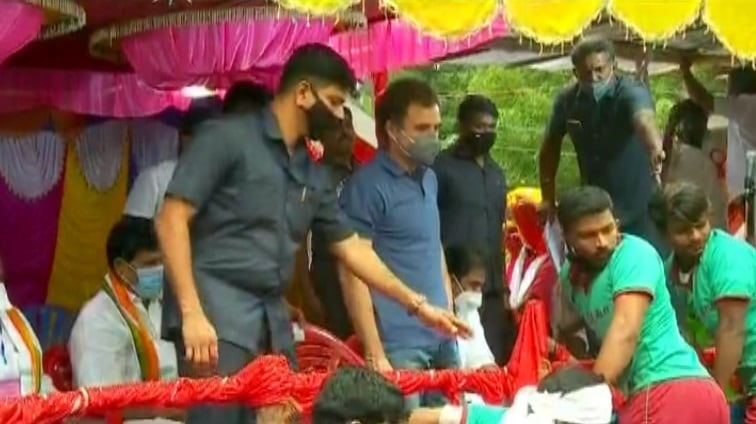 அப்போது சீறி பாய்ந்த காளை, வீரர்களிடம் போக்கு காட்டியது.. அதற்கு பயந்து, மேடை அருகே தடுப்பில் ஏறினர்.. அப்போது, ராகுல்காந்தி நின்றிருந்த இடத்தில் ஏறி வீரர்கள் வருவதை பார்த்த பாதுகாவலர் ஒருவர், அவர்களை தடுக்க முற்பட்டார். அப்போது சீறி பாய்ந்த காளை, வீரர்களிடம் போக்கு காட்டியது.. அதற்கு பயந்து, மேடை அருகே தடுப்பில் ஏறினர்.. அப்போது, ராகுல்காந்தி நின்றிருந்த இடத்தில் ஏறி வீரர்கள் வருவதை பார்த்த பாதுகாவலர் ஒருவர், அவர்களை தடுக்க முற்பட்டார்.