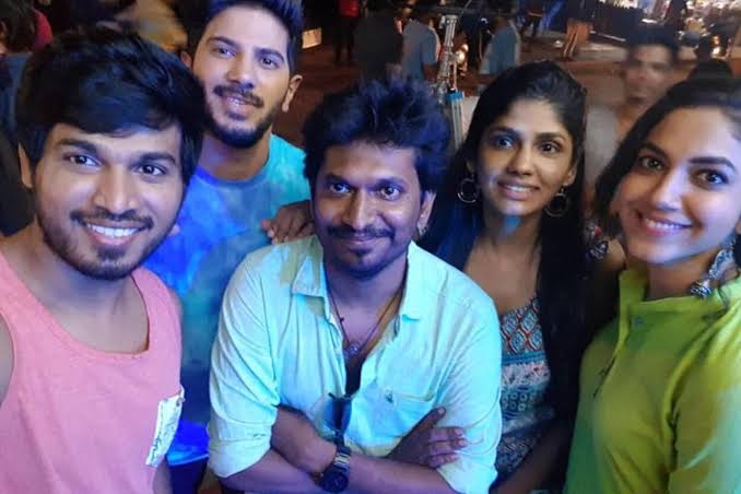 கண்ணும் கண்ணும் கொள்ளையடித்தால் படத்தில் நடிகர் ரக்ஷனுக்கு ஜோடியாக நடித்திருந்த நிரஞ்சனி - இயக்குநர் தேசிங்கு பெரியசாமியின் திருமணம் கடந்த மாதம் உறுதியானது. கண்ணும் கண்ணும் கொள்ளையடித்தால் படத்தில் நடிகர் ரக்ஷனுக்கு ஜோடியாக நடித்திருந்த நிரஞ்சனி - இயக்குநர் தேசிங்கு பெரியசாமியின் திருமணம் கடந்த மாதம் உறுதியானது.