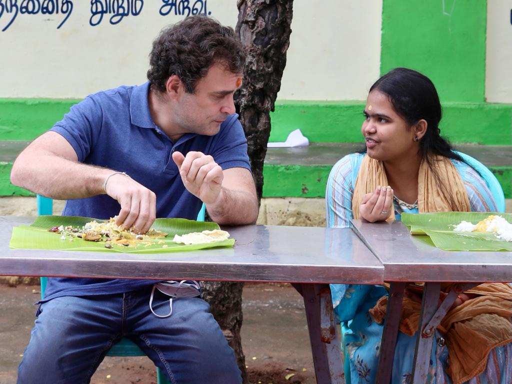 பின்னர் சமபந்தி விருந்தில் பொதுமக்களுடன் ஒன்றாக அமர்ந்து உணவருந்தினார்.