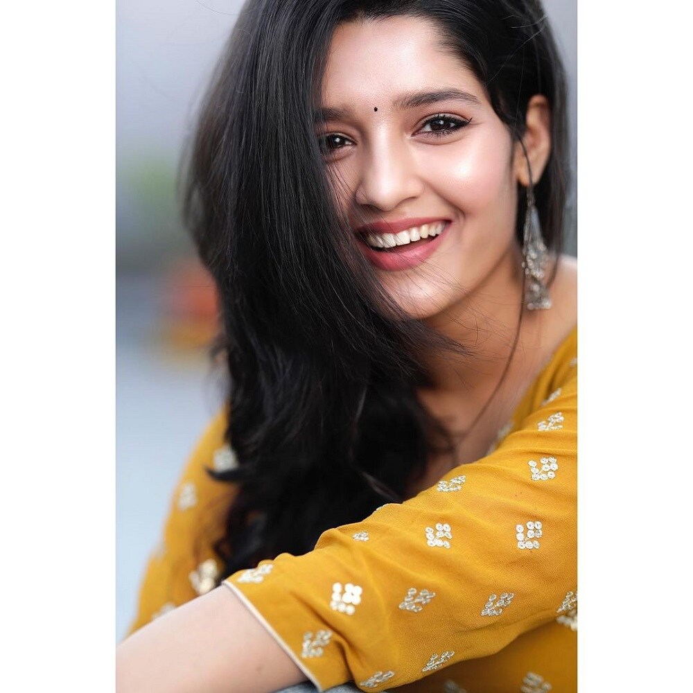 பலருக்கும் பார்த்ததும் ரித்திகா சிங்கா இது என ஆச்சரியப்பட்டு போயினர். இன்ஸ்டாவில் பகிர்ந்த நொடியிலேயே மில்லியன் லைக்ஸ். அதேசமயம் அவருடைய ரசிகர்கள் உங்களுக்கு நூடுள் மண்டைதான் அழகு என கூறியுள்ளனர். சிலர் நீங்கள் மிகவும் பிரிட்டியாக இருக்கிறீர்கள் என பாராட்டியுள்ளனர். பலருக்கும் பார்த்ததும் ரித்திகா சிங்கா இது என ஆச்சரியப்பட்டு போயினர். இன்ஸ்டாவில் பகிர்ந்த நொடியிலேயே மில்லியன் லைக்ஸ். அதேசமயம் அவருடைய ரசிகர்கள் உங்களுக்கு நூடுள் மண்டைதான் அழகு என கூறியுள்ளனர். சிலர் நீங்கள் மிகவும் பிரிட்டியாக இருக்கிறீர்கள் என பாராட்டியுள்ளனர்.
