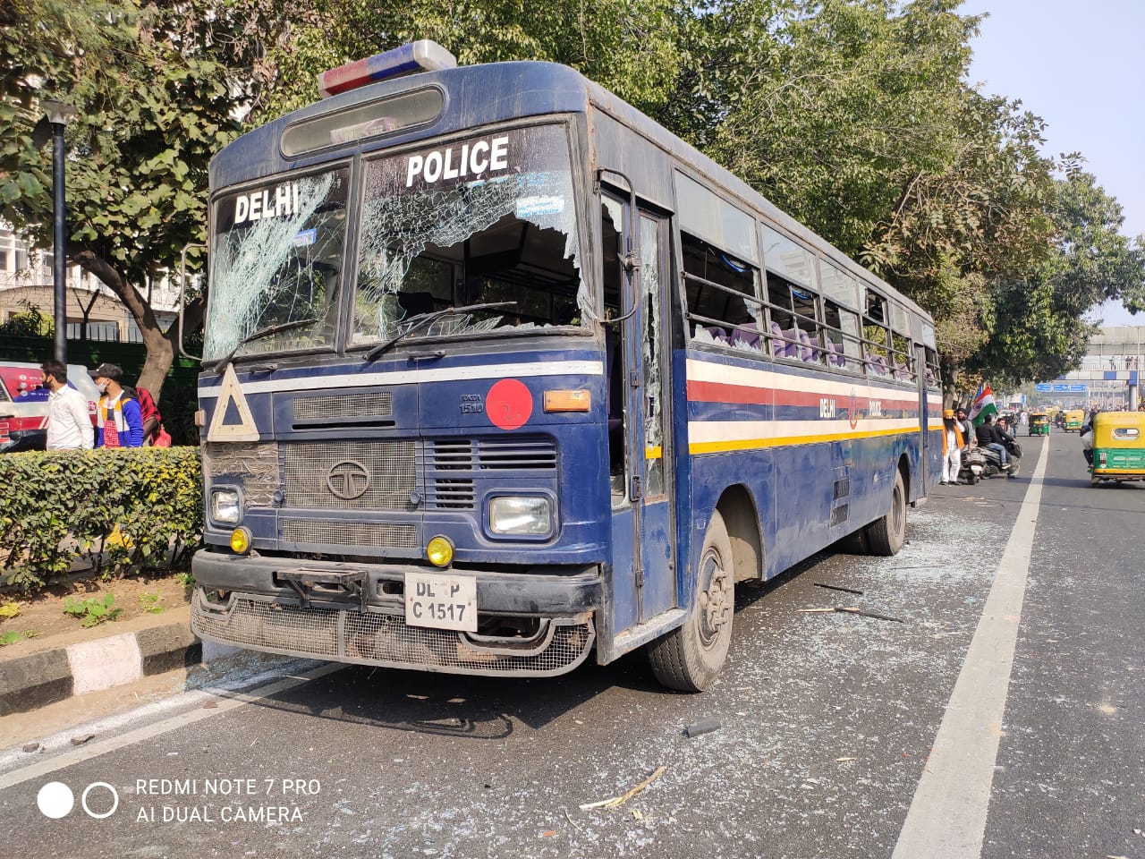டெல்லிக்குள் நுழையும் பிரதான எல்லைகளான சிங்கு, திக்ரி, காசிபூர் வழியாக லட்சக்கணக்கான விவசாயிகள் தடைகளை அகற்றி பேரணியை தொடங்கினர். டெல்லிக்குள் நுழையும் பிரதான எல்லைகளான சிங்கு, திக்ரி, காசிபூர் வழியாக லட்சக்கணக்கான விவசாயிகள் தடைகளை அகற்றி பேரணியை தொடங்கினர்.