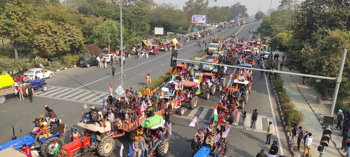 விவசாயிகள் தங்கள் டிராக்டர்களில் செங்கோட்டைக்கு வெளியே இருந்தபோது எடுக்கப்பட்ட புகைப்படம். (Image: News18) விவசாயிகள் தங்கள் டிராக்டர்களில் செங்கோட்டைக்கு வெளியே இருந்தபோது எடுக்கப்பட்ட புகைப்படம். (Image: News18)