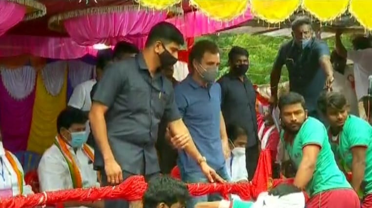 உடனே சுதாரித்த ராகுல், பாதுகாவலரின் கையைப்பிடித்து தடுத்துவிட்டார். உடனே பாதுகாவலர் பின்வாங்கினார். உடனே சுதாரித்த ராகுல், பாதுகாவலரின் கையைப்பிடித்து தடுத்துவிட்டார். உடனே பாதுகாவலர் பின்வாங்கினார்.