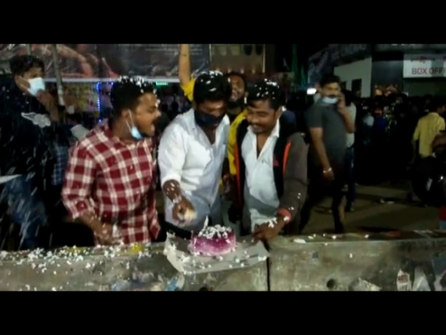  நீண்ட நாட்களுக்கு பின்னர் திரையரங்குகள் திறக்கப்பட்டதால் ரசிகர்கள் உற்சாகமாக கேக் வெட்டி கொண்டாடி மாஸ்டர் திரைப்படத்தை கண்டு ரசித்தனர்.
