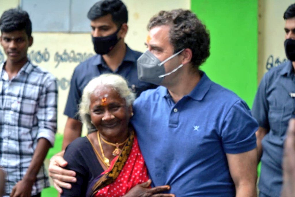 இதை தொடர்ந்து மதுரை தென்பலன்ஞ்சி கிராமத்தில் நடைபெற்ற பொங்கல் விழாவில் கலந்து கொண்ட ராகுல் காந்தி, அங்கு கிராம மக்களுடன் இணைந்து பொங்கலிட்டு இயற்கையை வழிபட்டார். இதை தொடர்ந்து மதுரை தென்பலன்ஞ்சி கிராமத்தில் நடைபெற்ற பொங்கல் விழாவில் கலந்து கொண்ட ராகுல் காந்தி, அங்கு கிராம மக்களுடன் இணைந்து பொங்கலிட்டு இயற்கையை வழிபட்டார்.