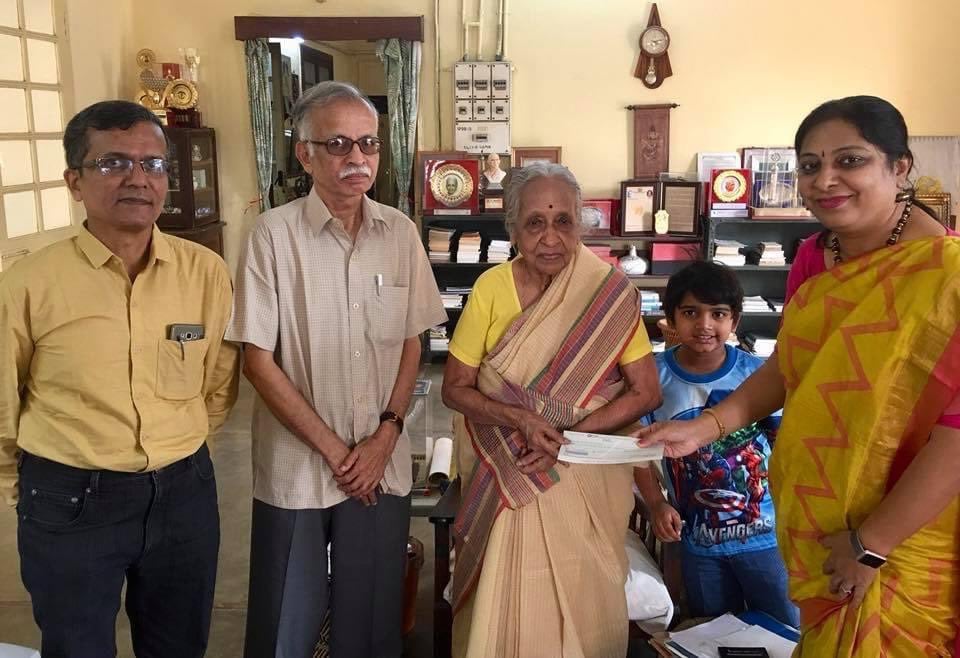 மருத்துவர் சாந்தா தன் வாழ்நாள் முழுவதையும் புற்றுநோயால் பாதிக்கப்பட்டவர்களை மீட்டெடுக்கும் பணிக்கு ஓய்வின்றி அர்ப்பணிப்புடன் பணியாற்றி மக்களின் அன்பை பெற்றவர். மருத்துவர் சாந்தா தன் வாழ்நாள் முழுவதையும் புற்றுநோயால் பாதிக்கப்பட்டவர்களை மீட்டெடுக்கும் பணிக்கு ஓய்வின்றி அர்ப்பணிப்புடன் பணியாற்றி மக்களின் அன்பை பெற்றவர்.