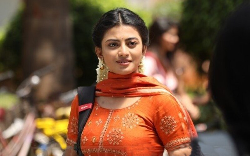 தற்போது அலாவுதீனின் அற்புத கேமரா, ஏஞ்செல், ராவண கோட்டம் உள்ளிட்ட படங்களில் கவனம் செலுத்தி வரும் ஆனந்திக்கு அவரது பெற்றோர்கள் திருமணம் செய்து வைக்க முடிவெடுத்தனர். தற்போது அலாவுதீனின் அற்புத கேமரா, ஏஞ்செல், ராவண கோட்டம் உள்ளிட்ட படங்களில் கவனம் செலுத்தி வரும் ஆனந்திக்கு அவரது பெற்றோர்கள் திருமணம் செய்து வைக்க முடிவெடுத்தனர்.