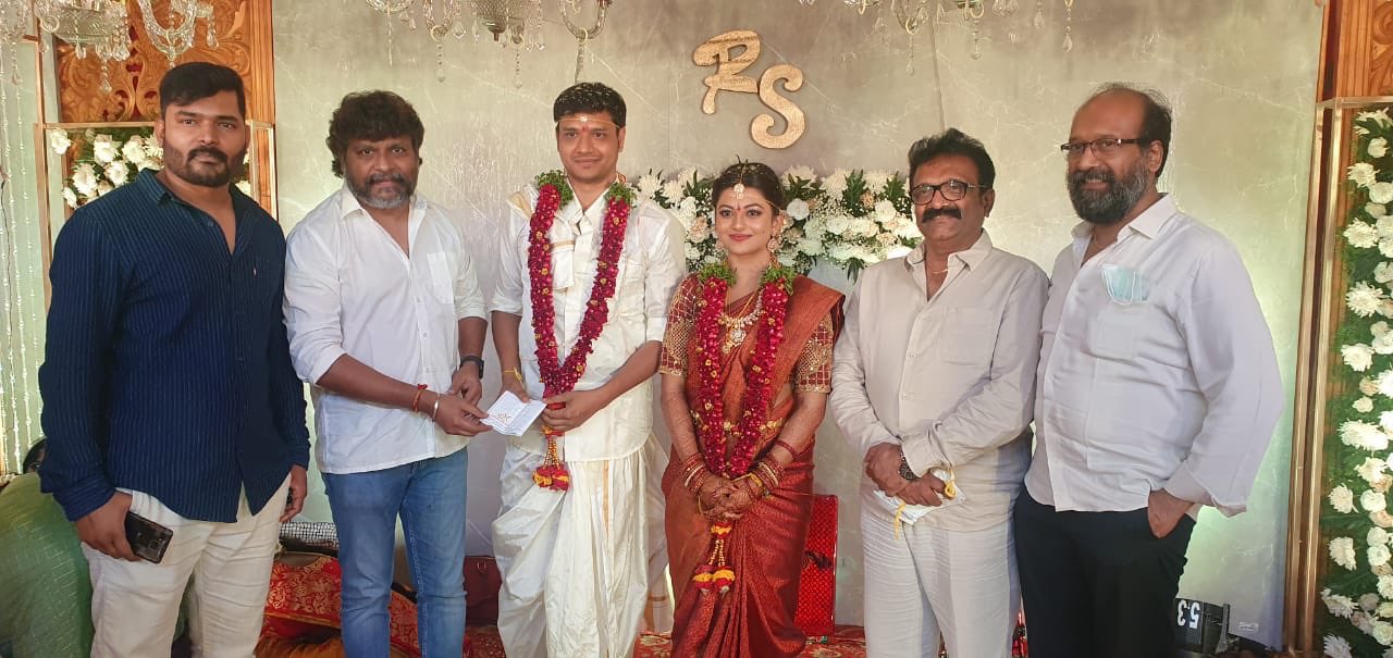 கொரோனா அச்சுறுத்தல் காரணமாக நெருங்கிய உறவினர்கள் திரைத்துறை நண்பர்களுக்கு மட்டுமே அழைப்பு விடுத்திருப்பதாக கூறப்படுகிறது. கொரோனா அச்சுறுத்தல் காரணமாக நெருங்கிய உறவினர்கள் திரைத்துறை நண்பர்களுக்கு மட்டுமே அழைப்பு விடுத்திருப்பதாக கூறப்படுகிறது.