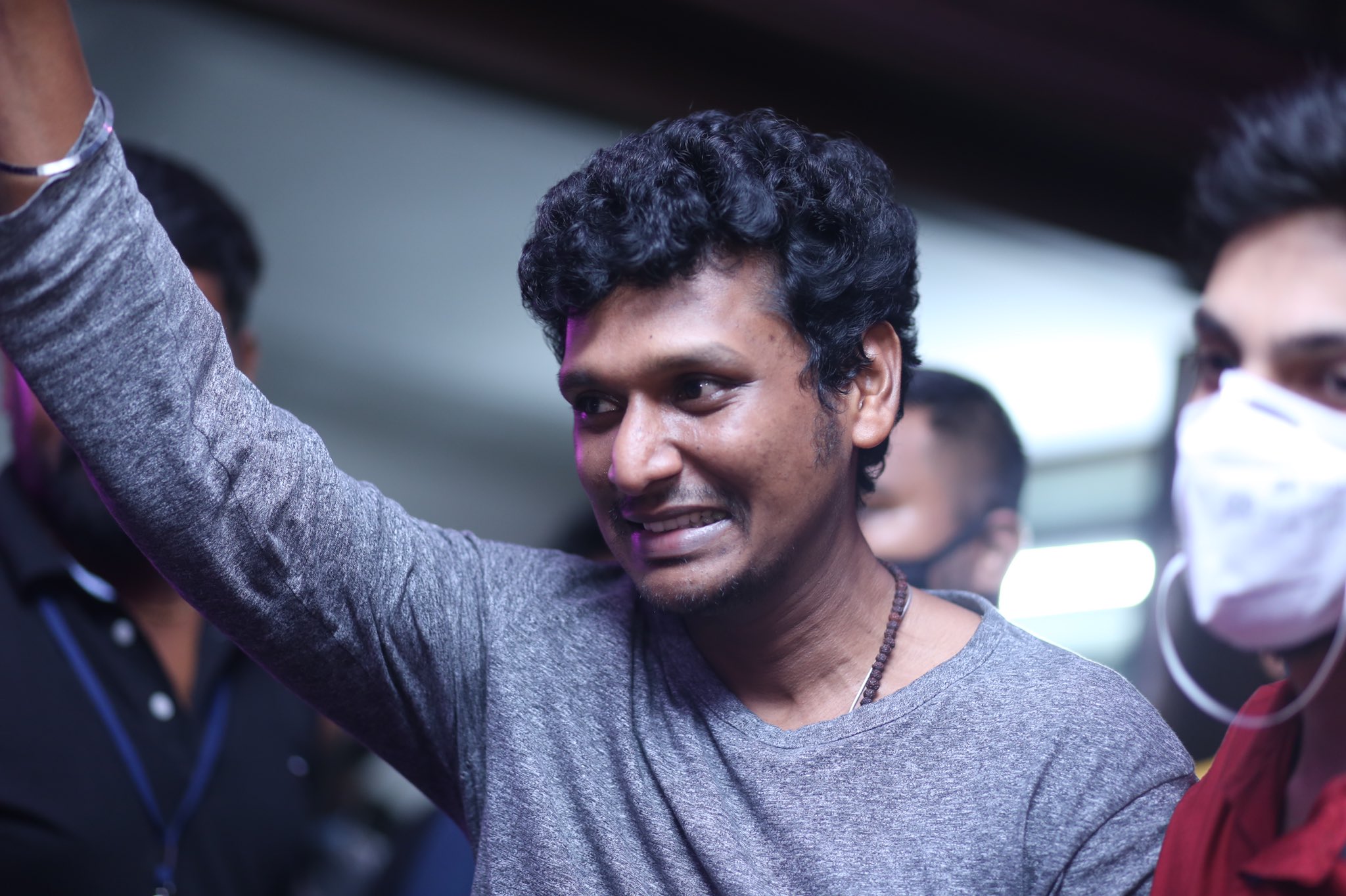 சேலம் மாவட்டத்தில் 80 திரையரங்குகளில் மாஸ்டர் வெளியாகியுள்ளது. கிச்சிப்பாளையம் பகுதியில் உள்ள திரையரங்கில் இரண்டாவது காட்சியை பார்க்க ஏராளமானோர் தற்போது அனுமதிக்கப்பட்டுள்ளனர். சேலம் மாவட்டத்தில் 80 திரையரங்குகளில் மாஸ்டர் வெளியாகியுள்ளது. கிச்சிப்பாளையம் பகுதியில் உள்ள திரையரங்கில் இரண்டாவது காட்சியை பார்க்க ஏராளமானோர் தற்போது அனுமதிக்கப்பட்டுள்ளனர்.