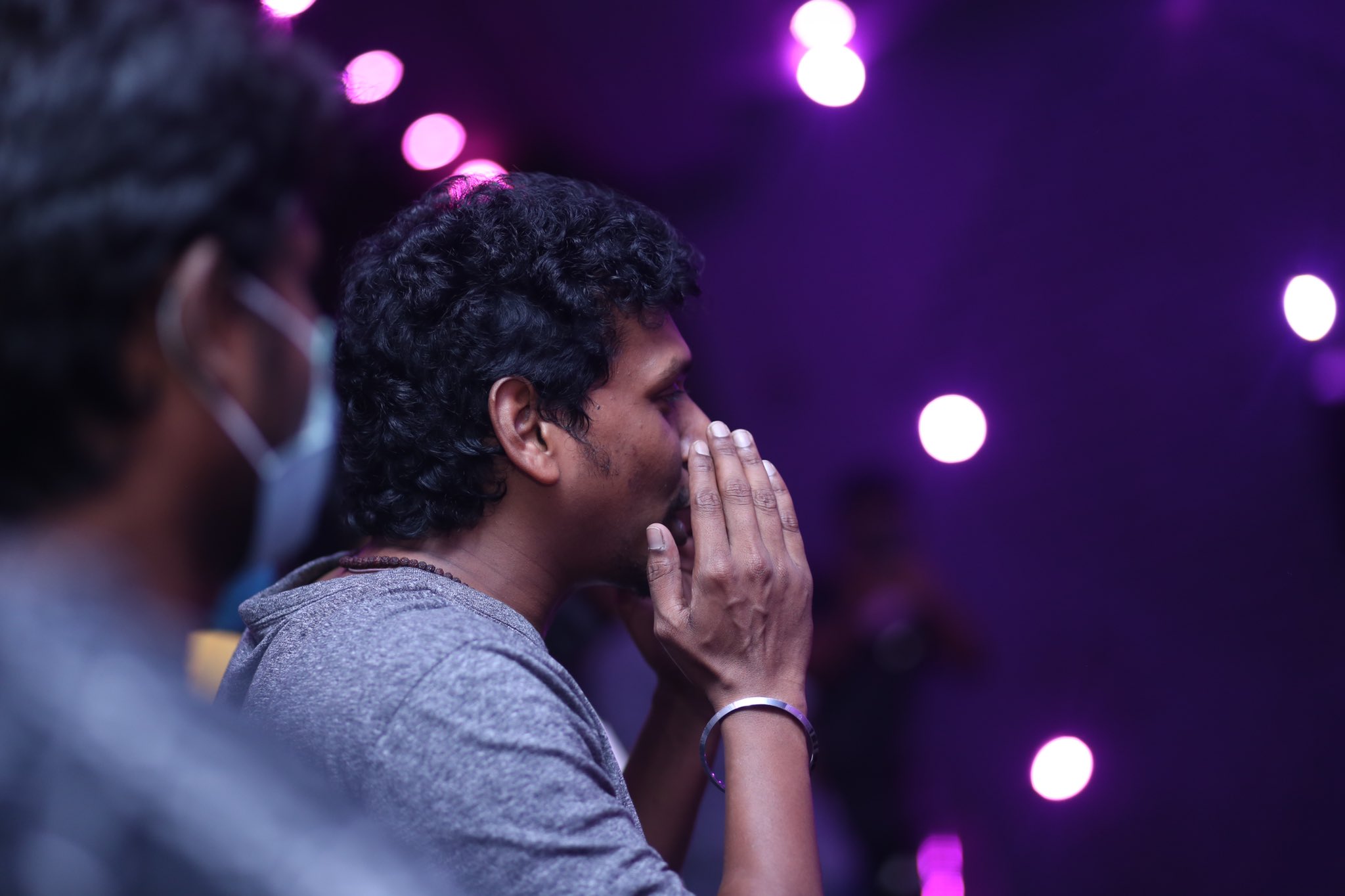 இந்நிலையில் சென்னை கோயம்பேட்டில் உள்ள ரோகிணி திரையரங்கில் ரசிகர்களுடன் மாஸ்டர் படக்குழுவினர் இன்று படம் பார்த்துள்ளனர். பின்னர் செய்தியாளர்களை சந்தித்த லோகேஷ் கனகராஜ் படத்தை பார்த்துவிட்டு ரிவ்யூ சொல்லுங்கள், சமூக இடைவெளி மற்றும் சானிடைசர் பயன்படுத்துமாறு கூறியுள்ளார். இந்நிலையில் சென்னை கோயம்பேட்டில் உள்ள ரோகிணி திரையரங்கில் ரசிகர்களுடன் மாஸ்டர் படக்குழுவினர் இன்று படம் பார்த்துள்ளனர். பின்னர் செய்தியாளர்களை சந்தித்த லோகேஷ் கனகராஜ் படத்தை பார்த்துவிட்டு ரிவ்யூ சொல்லுங்கள், சமூக இடைவெளி மற்றும் சானிடைசர் பயன்படுத்துமாறு கூறியுள்ளார்.