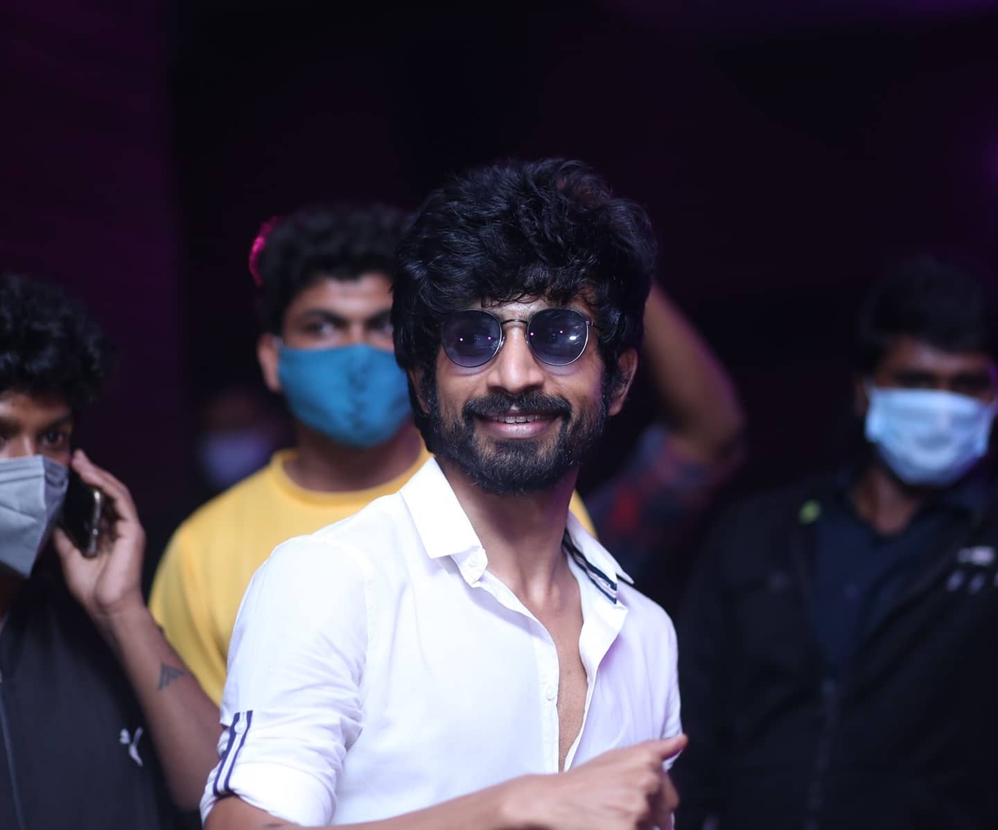 நெல்லையில், கொட்டும் மழையிலும் மாஸ்டர் பட வெளியீட்டை ரசிர்களை பட்டாசு வெடித்தும், நடனமாடியும் கொண்டாடி மகிழ்ந்தனர். அங்கு 7 தியேட்டர்களில் மாஸ்டர் திரையிடப்பட்டு வரும் நிலையில், அனைத்து திரையரங்குகளிலும் நள்ளிரவு முதலே ஏராளமான ரசிகர்கள் குவிந்துள்ளனர். நெல்லையில், கொட்டும் மழையிலும் மாஸ்டர் பட வெளியீட்டை ரசிர்களை பட்டாசு வெடித்தும், நடனமாடியும் கொண்டாடி மகிழ்ந்தனர். அங்கு 7 தியேட்டர்களில் மாஸ்டர் திரையிடப்பட்டு வரும் நிலையில், அனைத்து திரையரங்குகளிலும் நள்ளிரவு முதலே ஏராளமான ரசிகர்கள் குவிந்துள்ளனர்.