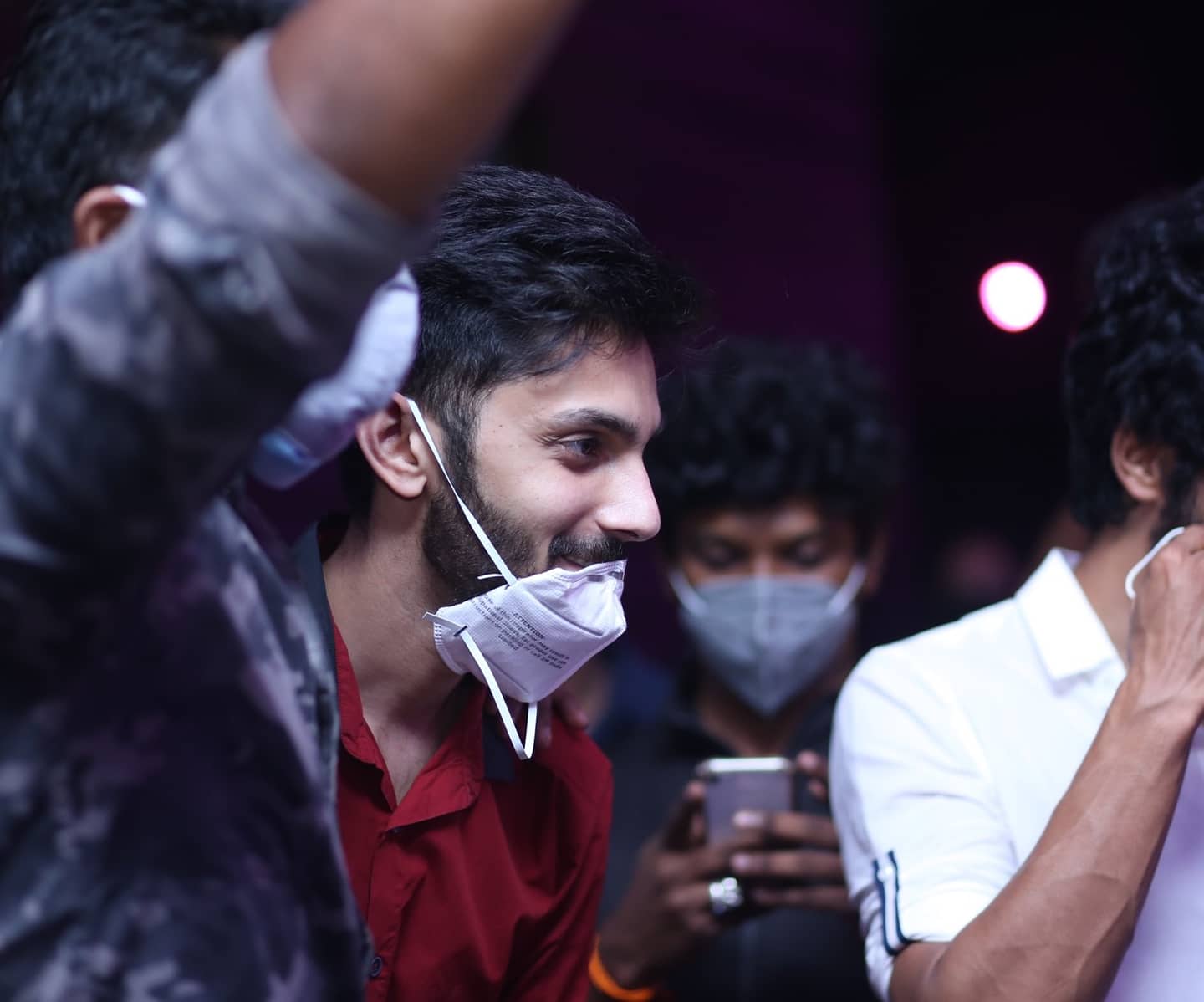 சிறப்பு காட்சிக்கு அனுமதி அளிக்கப்பட்டுள்ளதால், அதிகாலை 4 மணிக்கு படம் திரையிடப்பட்டது. சென்னையில் உள்ள திரையரங்குகளில் இரவு முதலே ரசிகர்கள் கொண்டாட்டத்தில் ஈடுபட்டனர். சிறப்பு காட்சிக்கு அனுமதி அளிக்கப்பட்டுள்ளதால், அதிகாலை 4 மணிக்கு படம் திரையிடப்பட்டது. சென்னையில் உள்ள திரையரங்குகளில் இரவு முதலே ரசிகர்கள் கொண்டாட்டத்தில் ஈடுபட்டனர்.