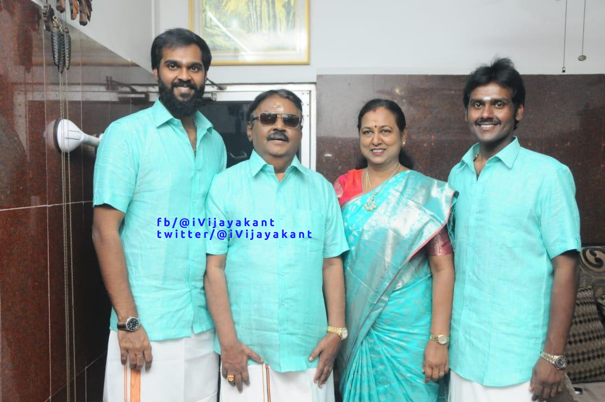 தேமுதிக தலைவர் விஜயகாந்த் தனது குடும்பத்தாரோடு பொங்கல் கொண்டாடிய புகைப்படத்தை தனது ட்விட்டர் பக்கத்தில் பதிவிட்டுள்ளார் தேமுதிக தலைவர் விஜயகாந்த் தனது குடும்பத்தாரோடு பொங்கல் கொண்டாடிய புகைப்படத்தை தனது ட்விட்டர் பக்கத்தில் பதிவிட்டுள்ளார்