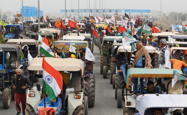  டிராக்டர்களில் டெல்லியை நோக்கி படையெடுக்கும் விவசாயிகள் ( படங்கள்: ட்விட்டர் மற்றும் ஏ.என்.ஐ)