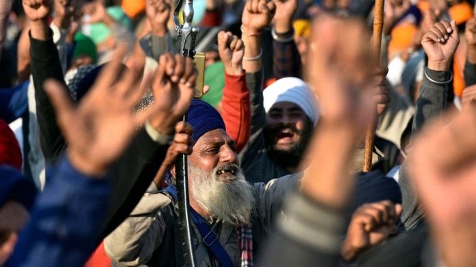 டிராக்டர்களில் டெல்லியை நோக்கி படையெடுக்கும் விவசாயிகள் ( படங்கள்: ட்விட்டர் மற்றும் ஏ.என்.ஐ)