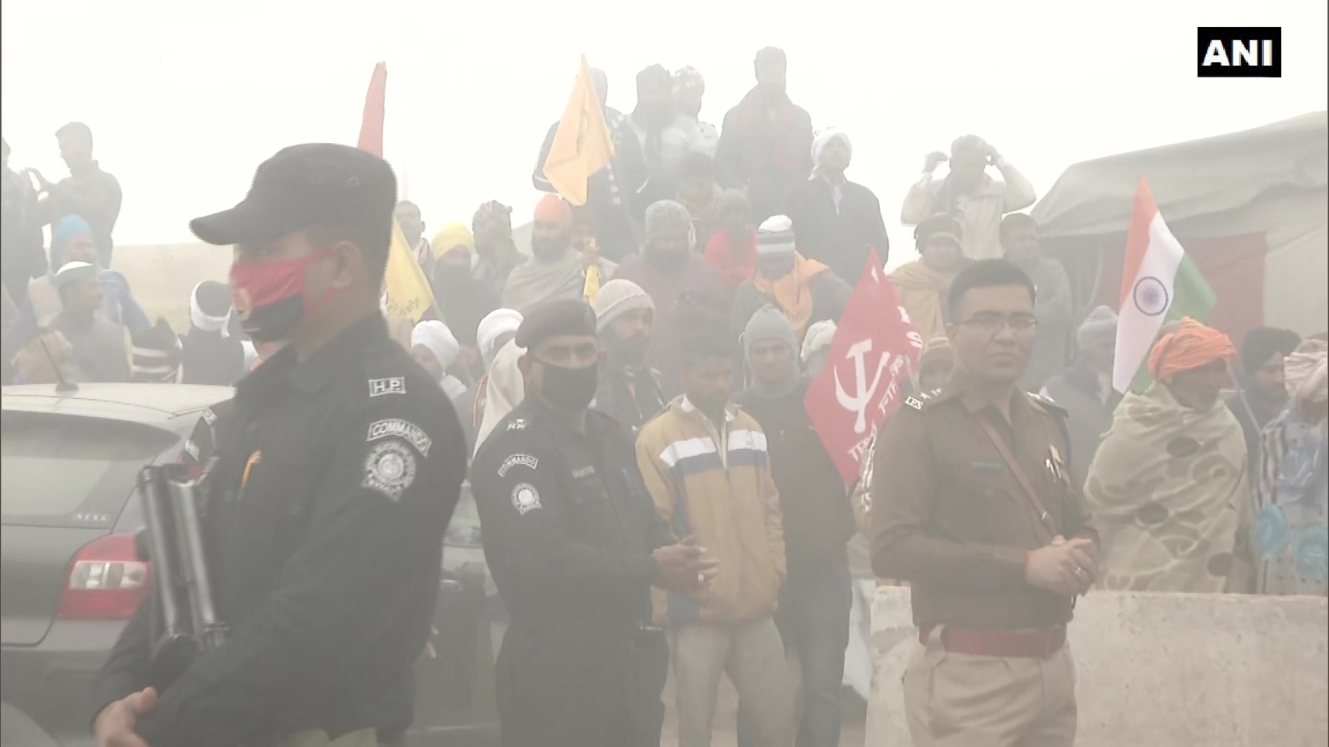  டிராக்டர்களில் டெல்லியை நோக்கி படையெடுக்கும் விவசாயிகள் ( படங்கள்: ட்விட்டர் மற்றும் ஏ.என்.ஐ)