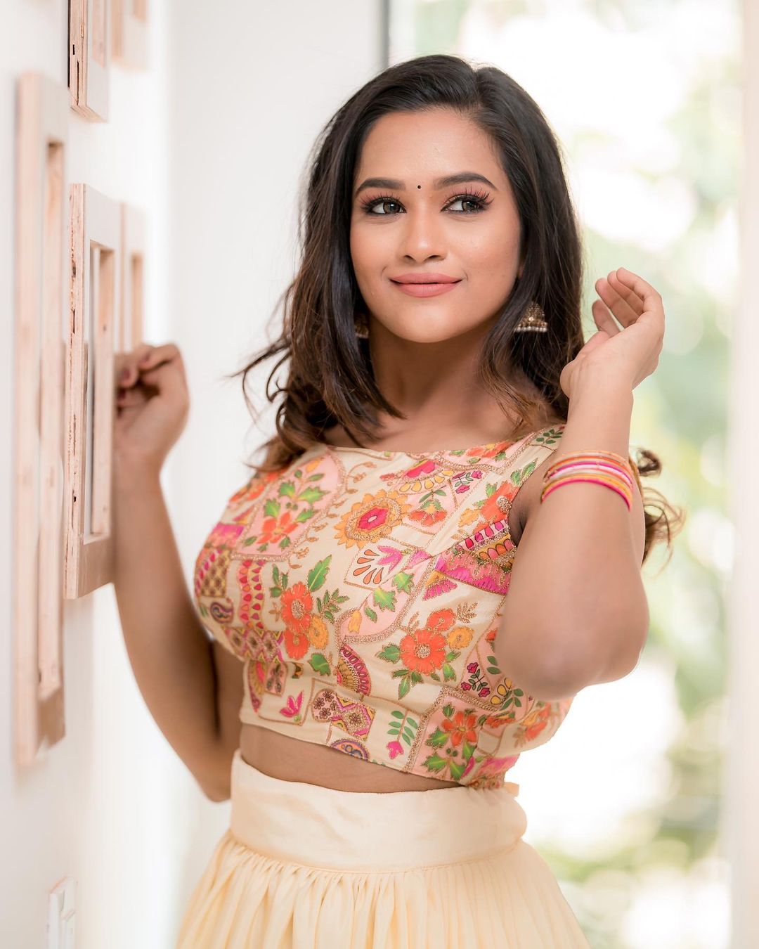 விஜய் டிவி-யில் ஒளிபரப்பாகி வரும் ‘பாண்டியன் ஸ்டோர்ஸ்’ சீரியலில் முல்லையாக நடித்து வருபவர் காவ்யா அறிவுமணி. முன்னதாக இந்தக் கதாபாத்திரத்தில் சித்ரா நடித்து வந்தார். அவரது மறைவுக்குப் பிறகு முல்லை கதாபாத்திரத்தில், தனது நடிப்பால் ரசிகர்களை கவர்ந்திருக்கிறார் காவ்யா. விஜய் டிவி-யில் ஒளிபரப்பாகி வரும் ‘பாண்டியன் ஸ்டோர்ஸ்’ சீரியலில் முல்லையாக நடித்து வருபவர் காவ்யா அறிவுமணி. முன்னதாக இந்தக் கதாபாத்திரத்தில் சித்ரா நடித்து வந்தார். அவரது மறைவுக்குப் பிறகு முல்லை கதாபாத்திரத்தில், தனது நடிப்பால் ரசிகர்களை கவர்ந்திருக்கிறார் காவ்யா.