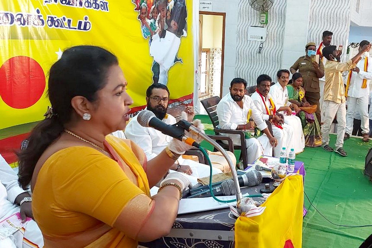 மக்கள் மௌன புரட்சியுடன் இருக்கின்றனர் - ராதிகா சரத்குமார்