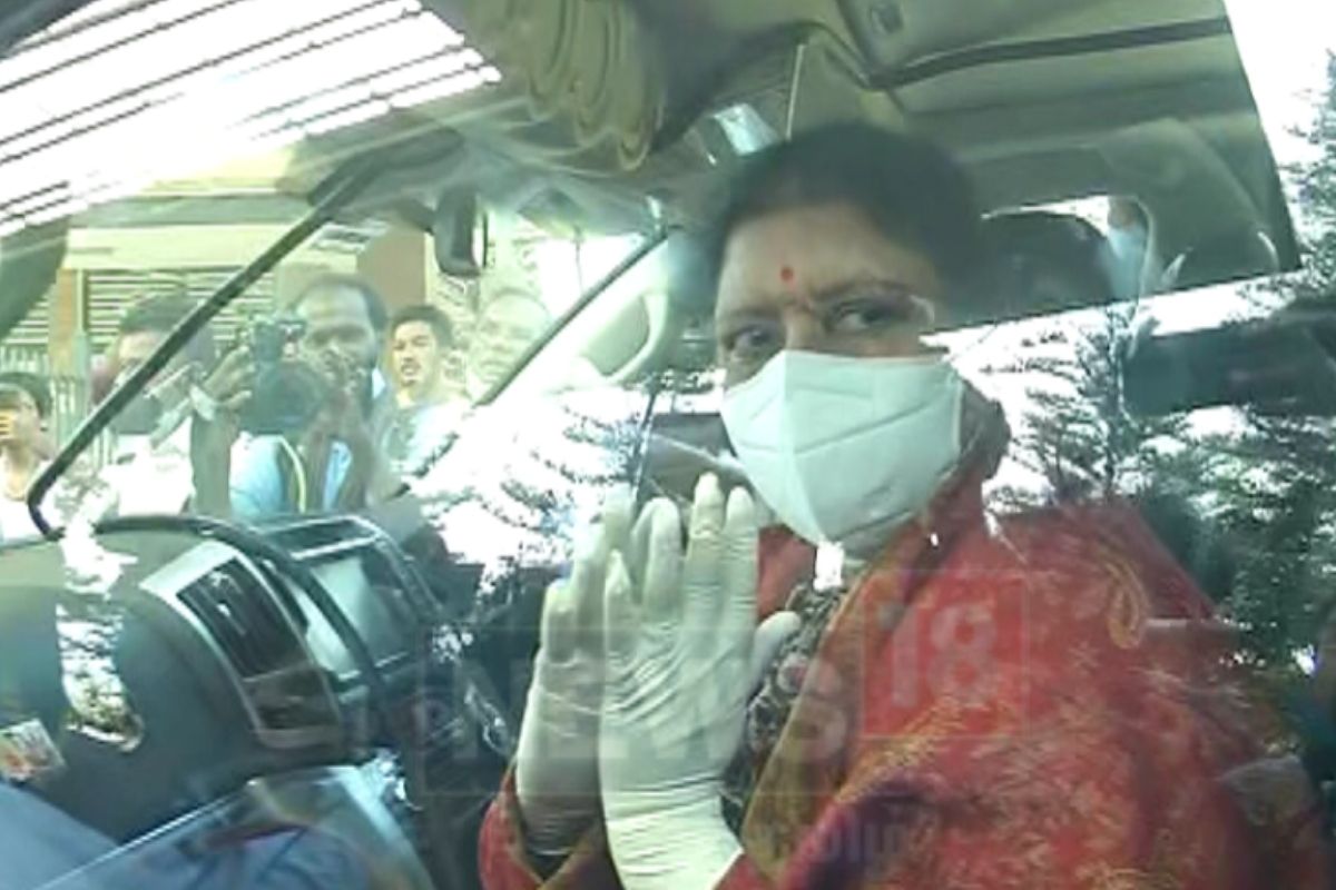 இதனிடையே மருத்துவமனையிலிருந்து வெளியே வந்த சசிகலாவிடம் உடல்நிலை குறித்து கேட்ட போது நல்லாயிருக்கேன் என்று சைகை மூலம் தெரிவித்தார். இதனிடையே மருத்துவமனையிலிருந்து வெளியே வந்த சசிகலாவிடம் உடல்நிலை குறித்து கேட்ட போது நல்லாயிருக்கேன் என்று சைகை மூலம் தெரிவித்தார்.